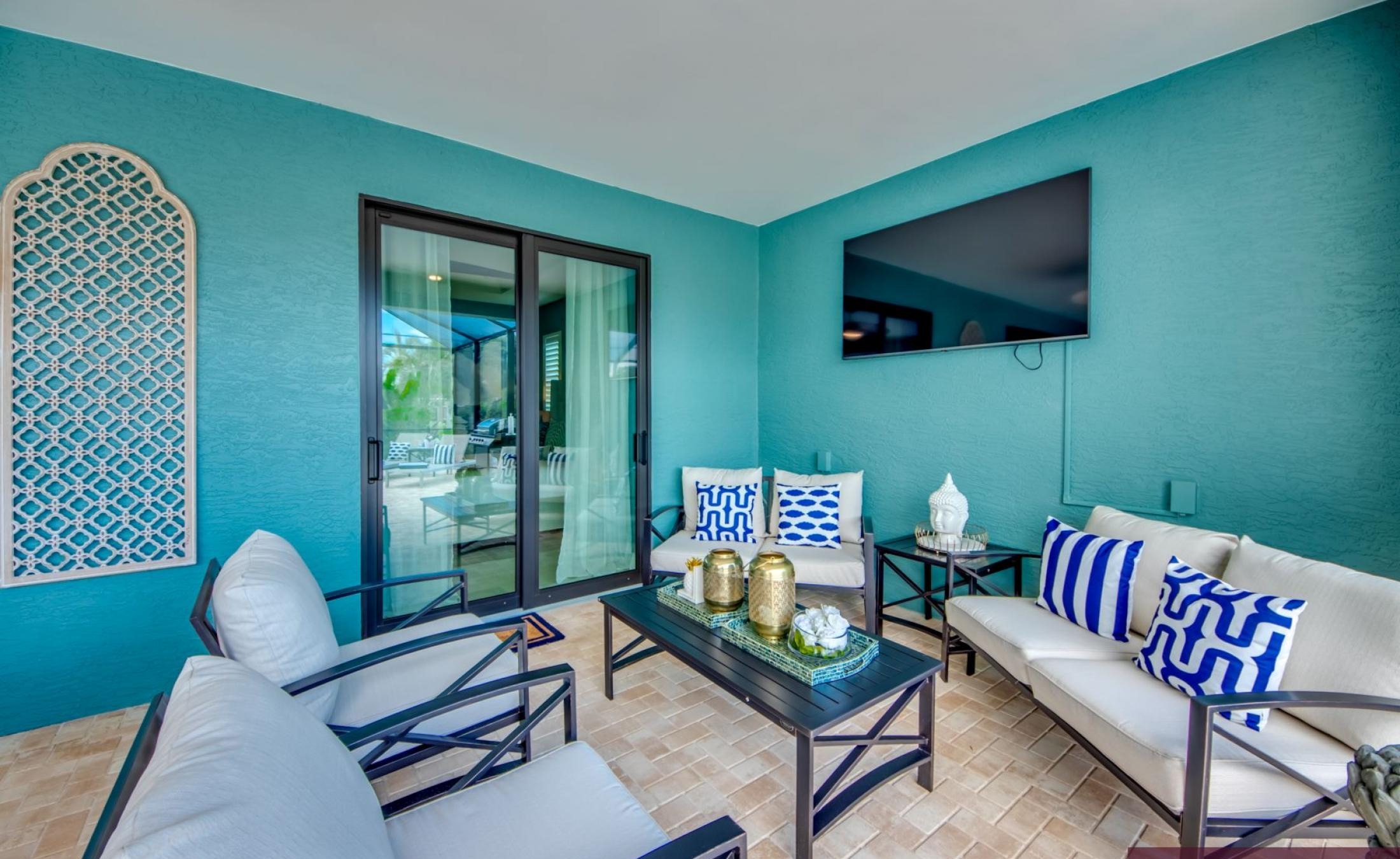 Extra tiefer, elektrisch beheizter Pool mit Swimming Lane im Außenbereich.