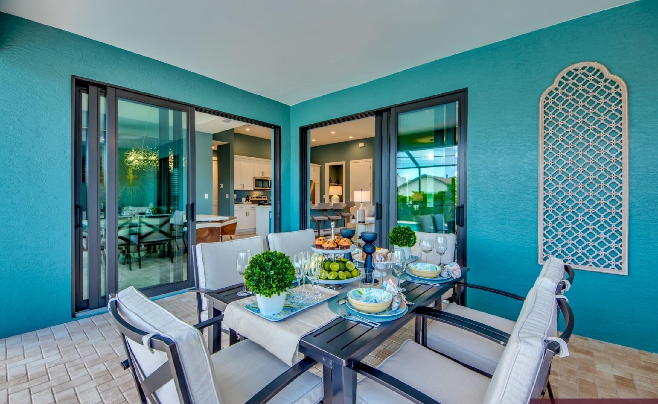 Extra tiefer, elektrisch beheizter Pool mit Swimming Lane im Außenbereich.