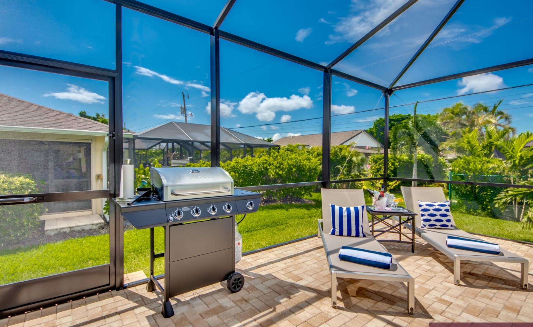 Extra tiefer, elektrisch beheizter Pool mit Swimming Lane im Außenbereich.