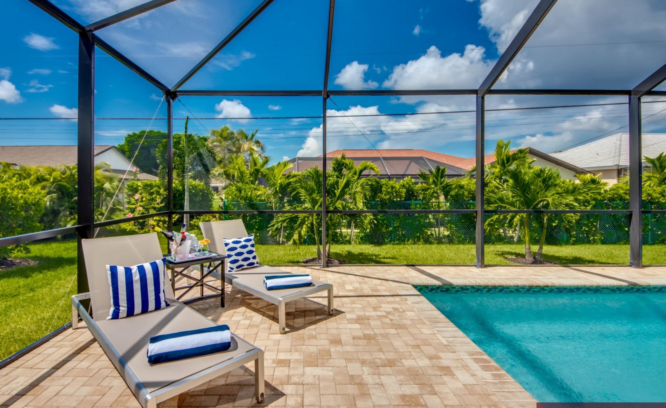 Extra tiefer, beheizter Pool mit Swimming Lane im Außenbereich.