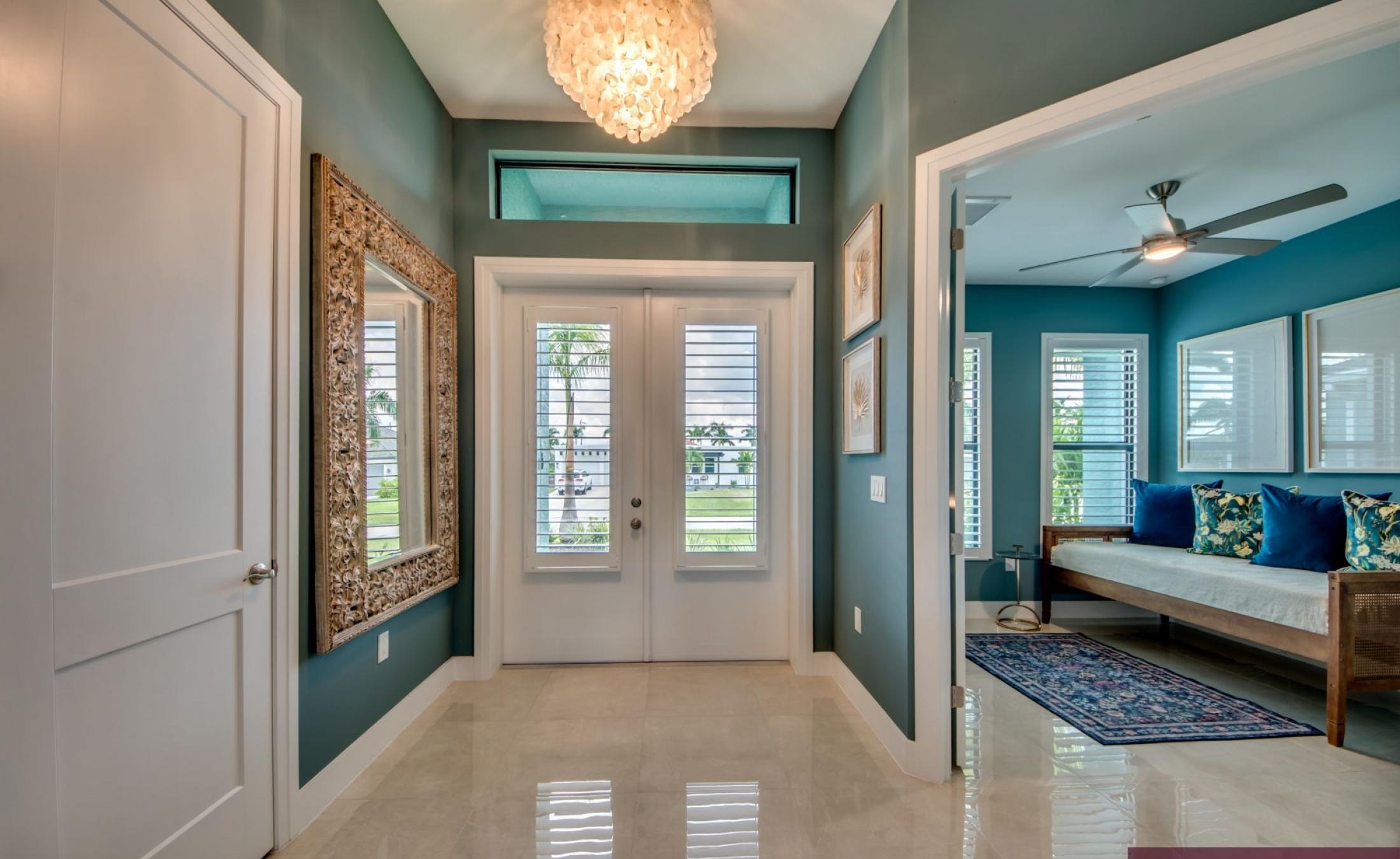 Extra tiefer, elektrisch beheizter Pool mit Swimming Lane im Außenbereich.