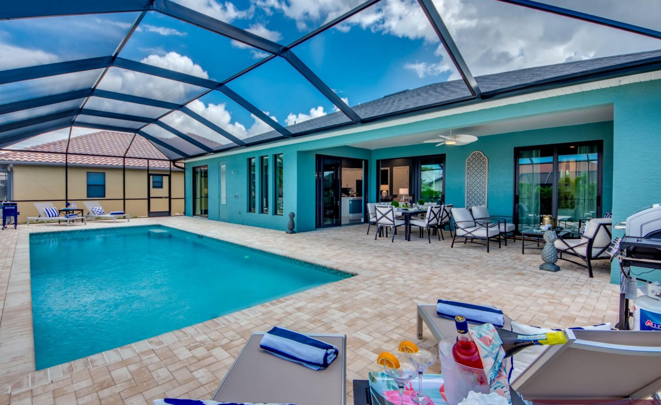 Extra tiefer, elektrisch beheizter Pool mit Swimming Lane im Außenbereich.