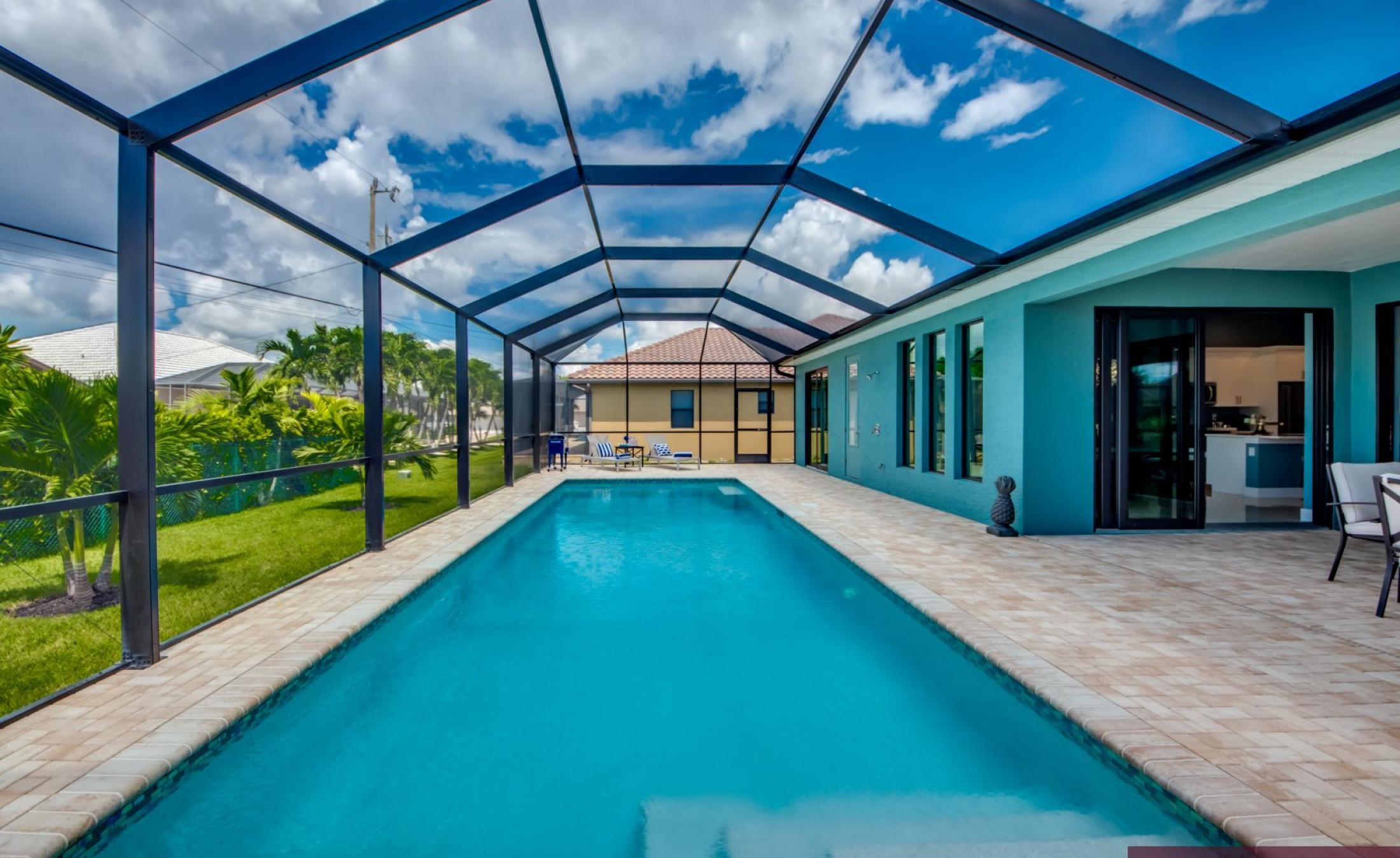 Extra tiefer, elektrisch beheizter Pool mit Swimming Lane im Außenbereich.