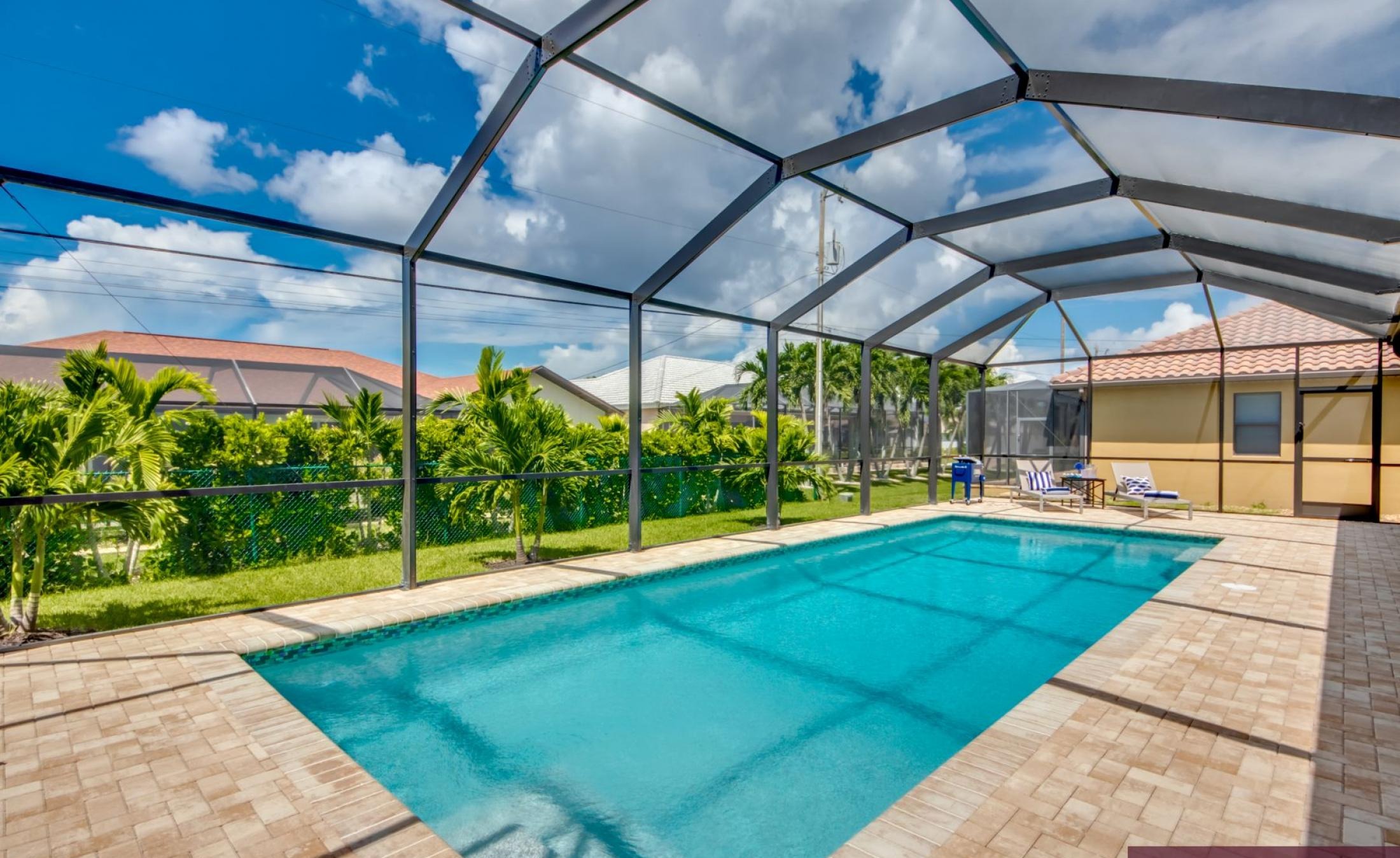 Extra tiefer, elektrisch beheizter Pool mit Swimming Lane im Außenbereich.