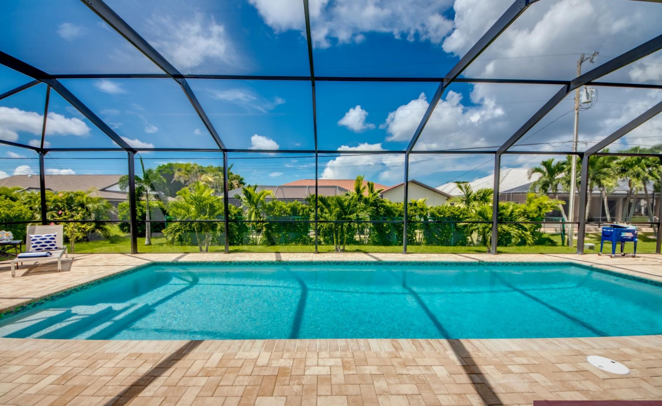 Extra tiefer, elektrisch beheizter Pool mit Swimming Lane im Außenbereich.