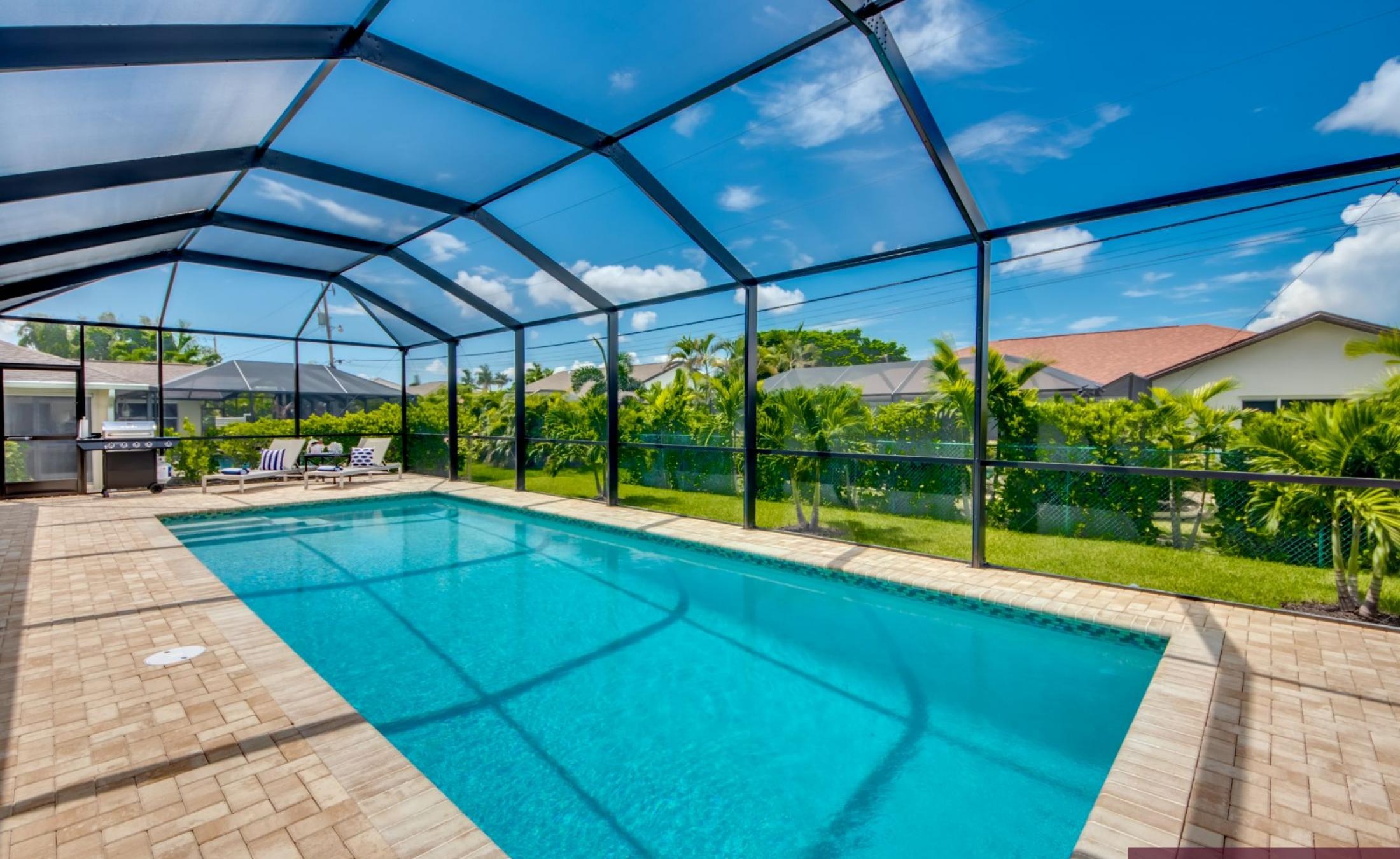 Extra tiefer, elektrisch beheizter Pool mit Swimming Lane im Außenbereich.