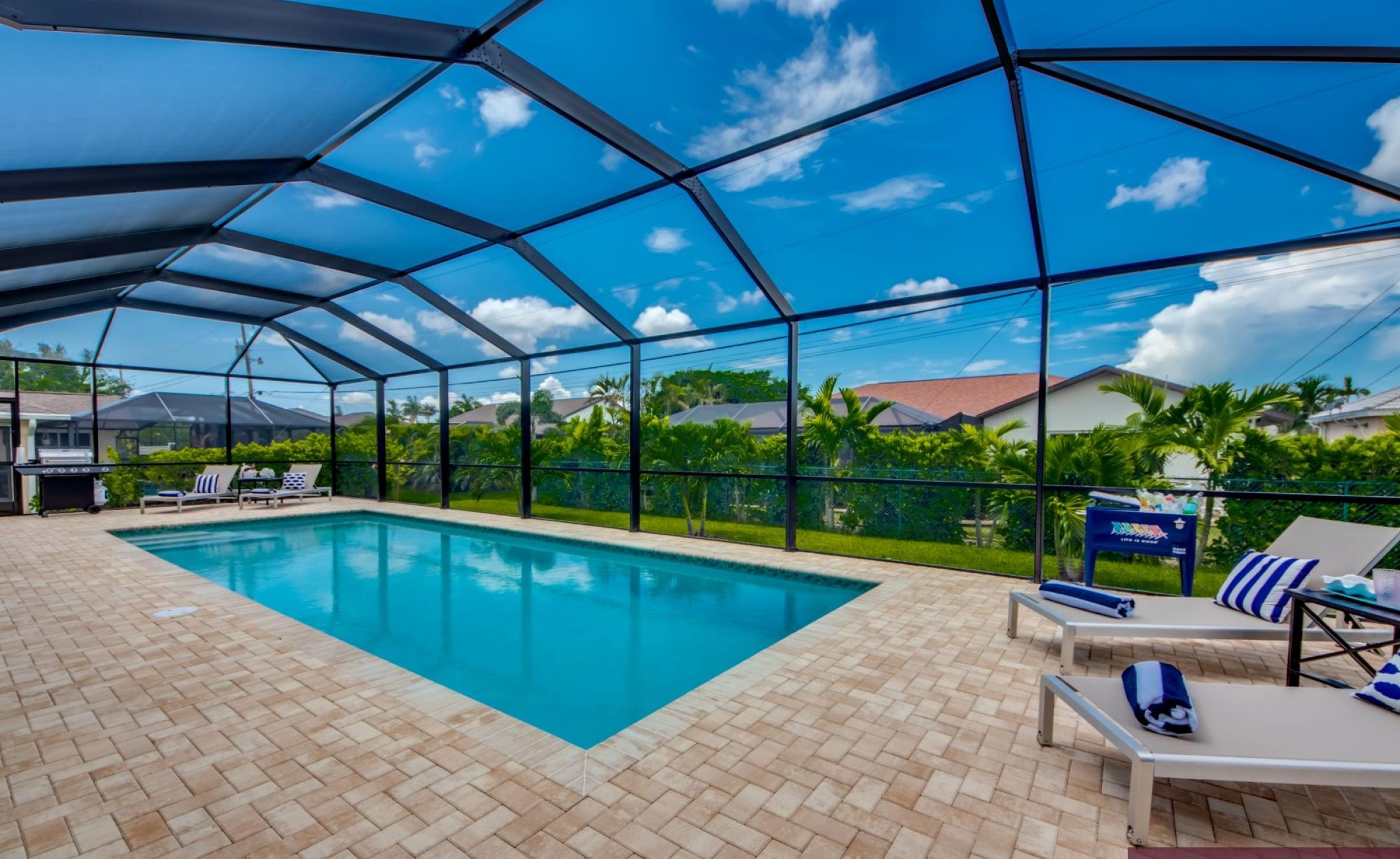 Extra tiefer, elektrisch beheizter Pool mit Swimming Lane im Außenbereich.