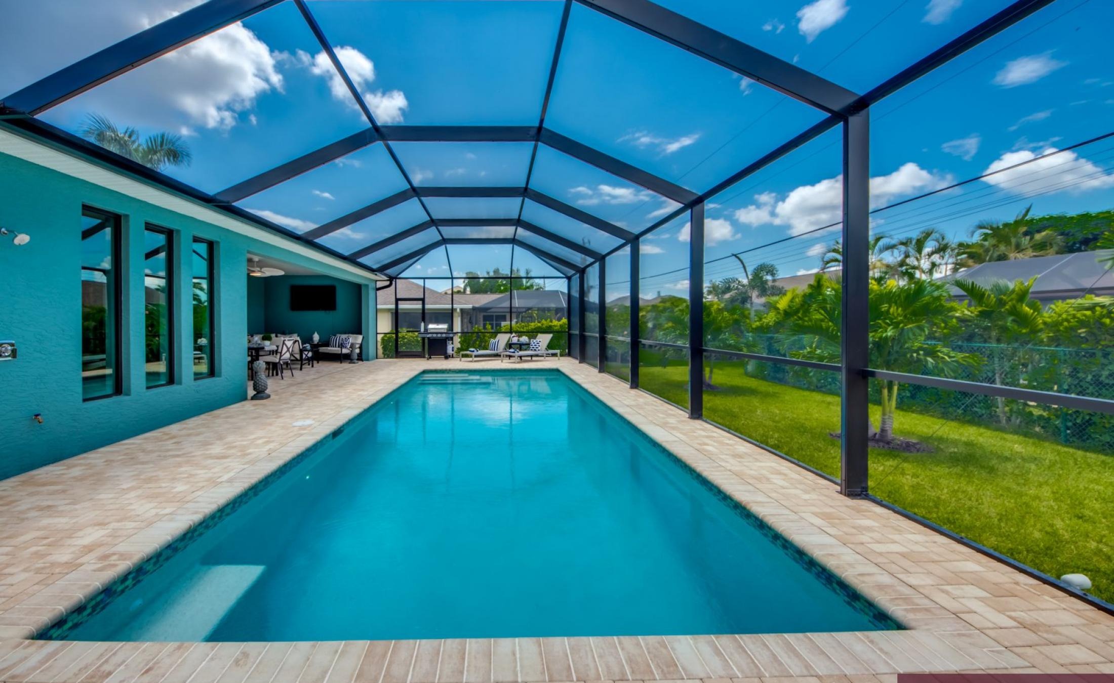 Extra tiefer, elektrisch beheizter Pool mit Swimming Lane im Außenbereich.