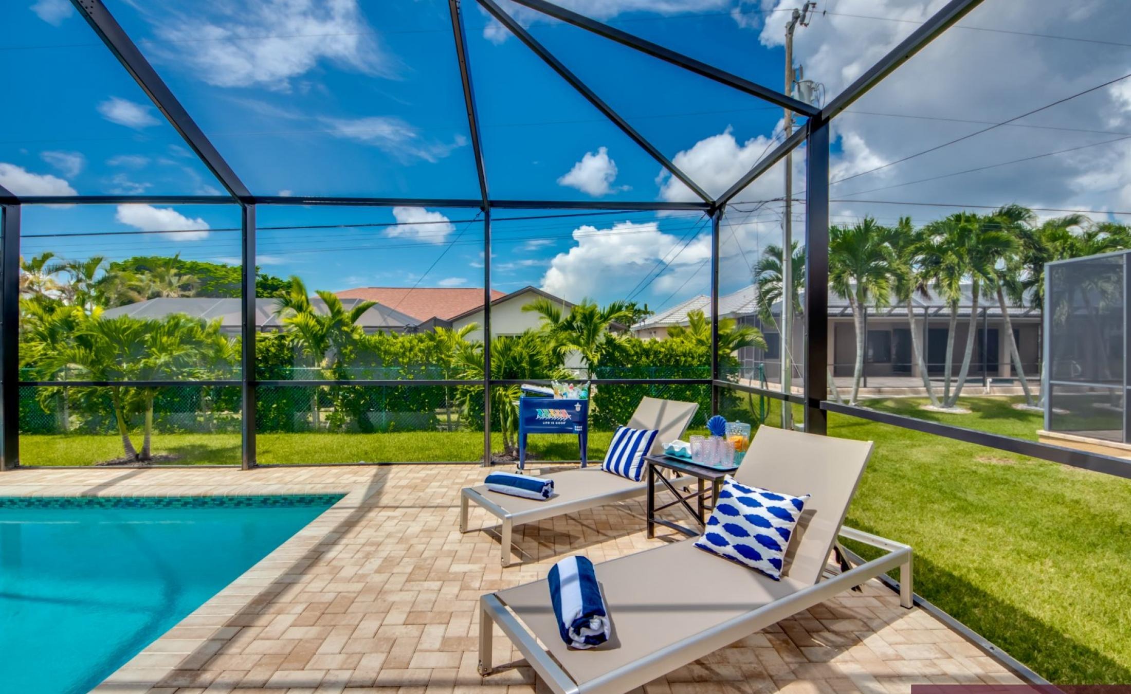 Extra tiefer, elektrisch beheizter Pool mit Swimming Lane im Außenbereich.