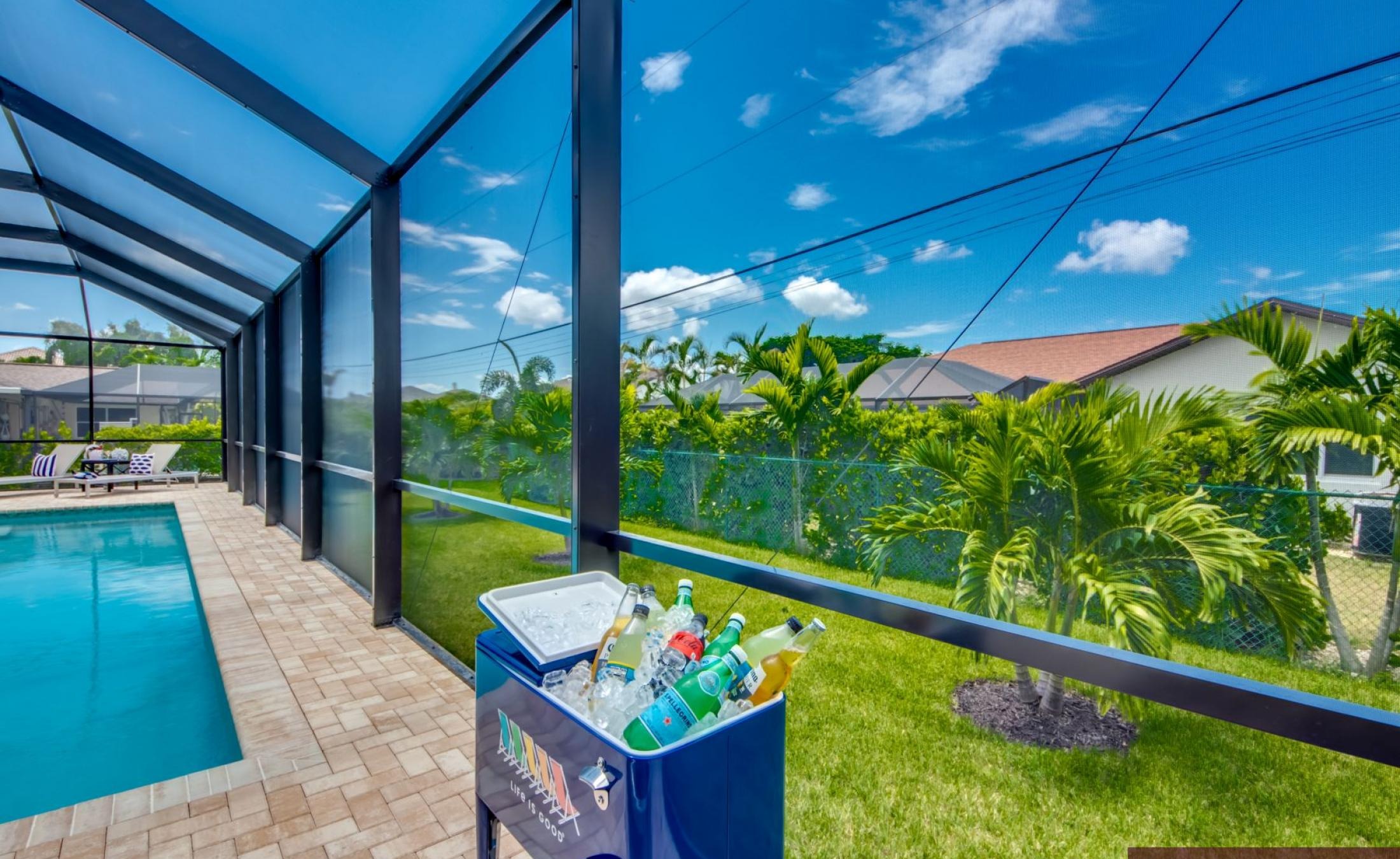 Extra tiefer, elektrisch beheizter Pool mit Swimming Lane im Außenbereich.