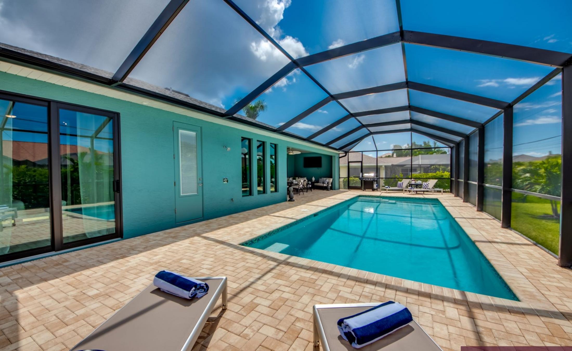 Extra tiefer, elektrisch beheizter Pool mit Swimming Lane im Außenbereich.