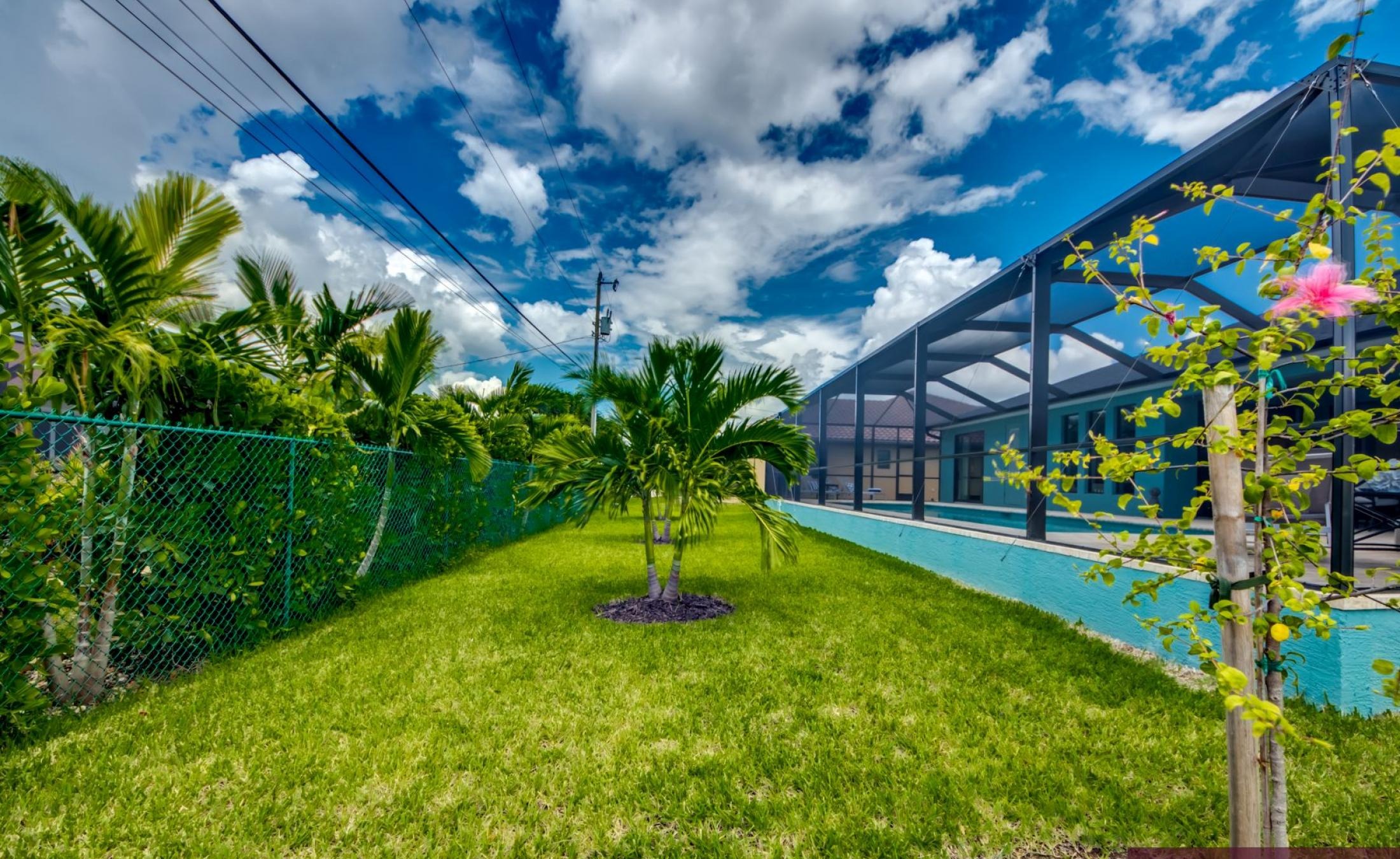 Extra tiefer, elektrisch beheizter Pool mit Swimming Lane im Außenbereich.