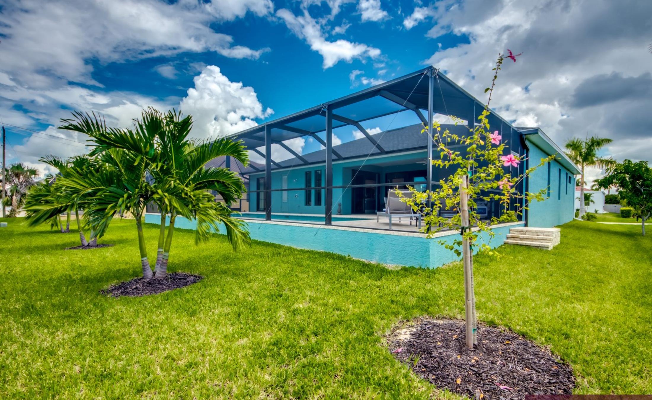 Extra tiefer, elektrisch beheizter Pool mit Swimming Lane im Außenbereich.