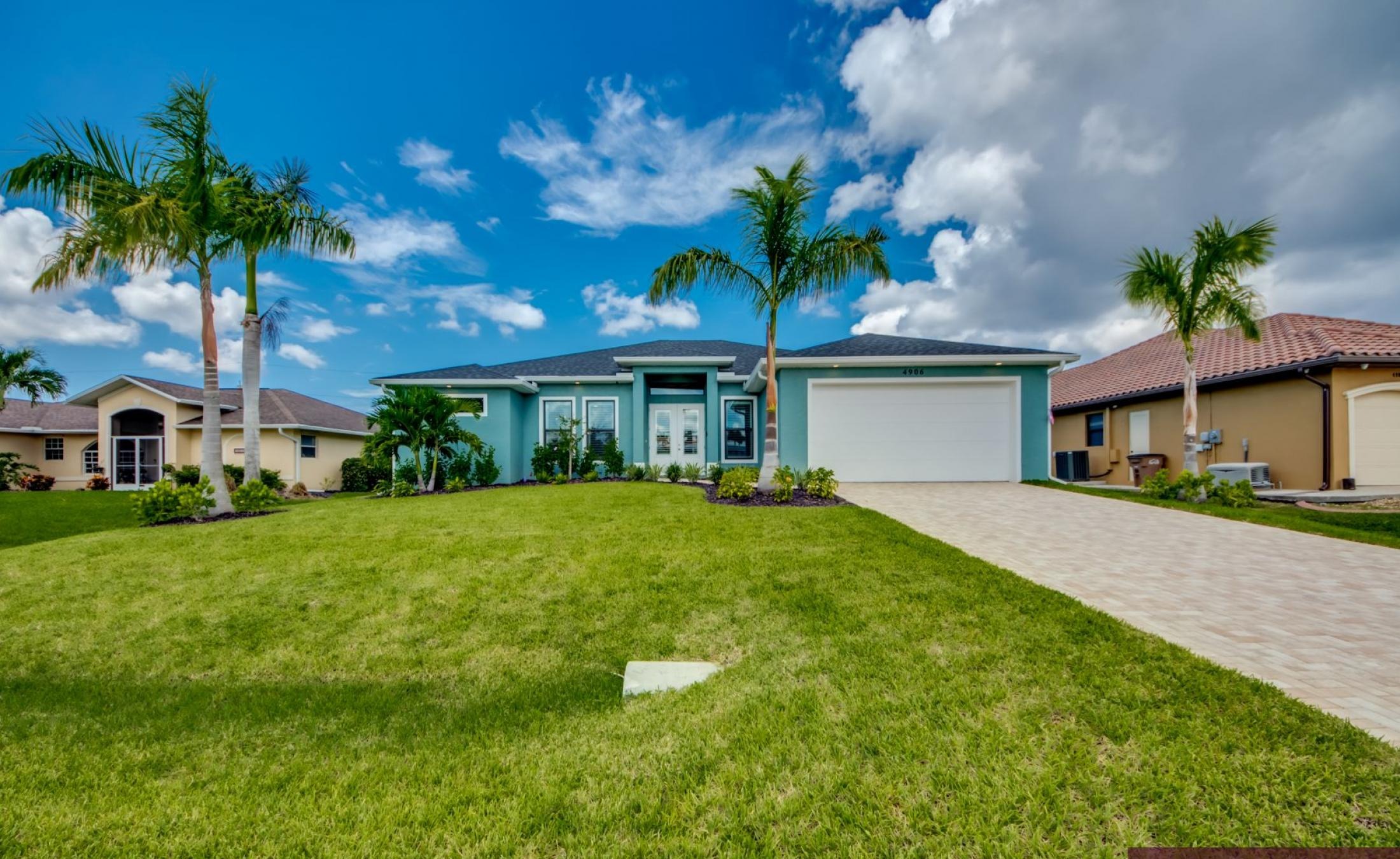 Extra tiefer, elektrisch beheizter Pool mit Swimming Lane im Außenbereich.