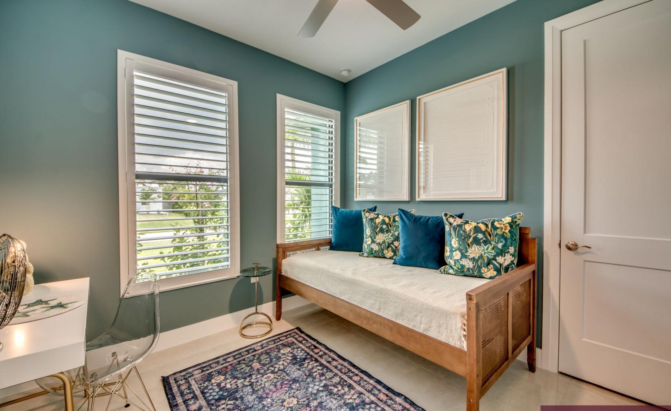 Extra tiefer, elektrisch beheizter Pool mit Swimming Lane im Außenbereich.