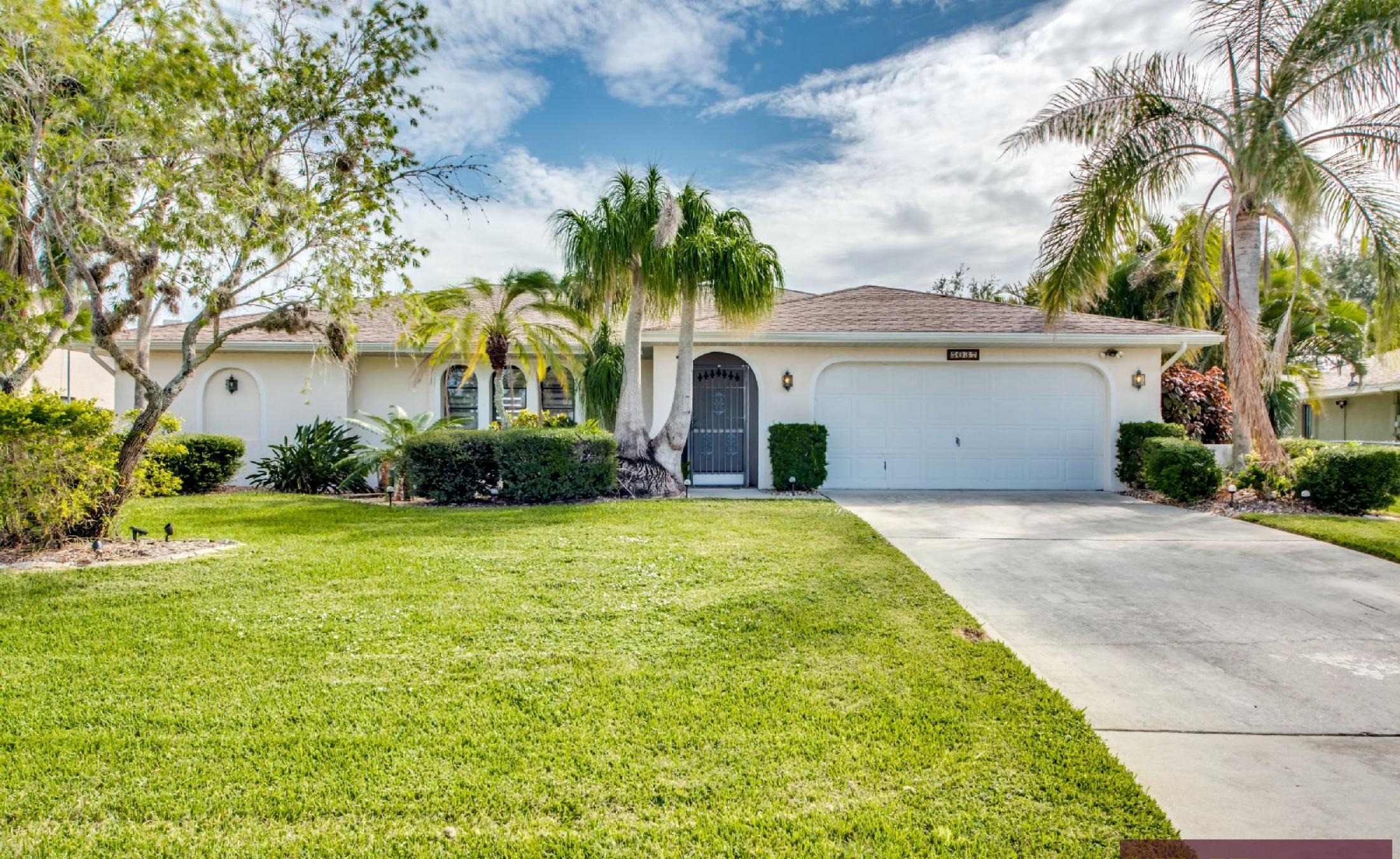 Villa am Kanal mit privatem Dock und Wasserblick