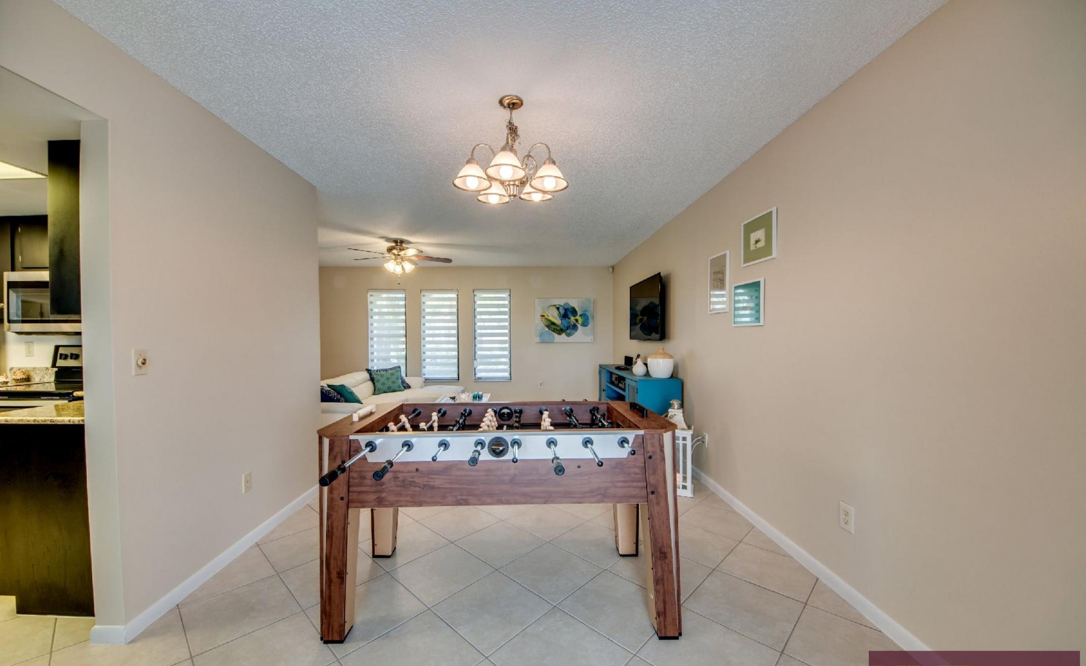 Waterfront-Lage am Kanal mit Bootsdock in ruhiger Nachbarschaft.