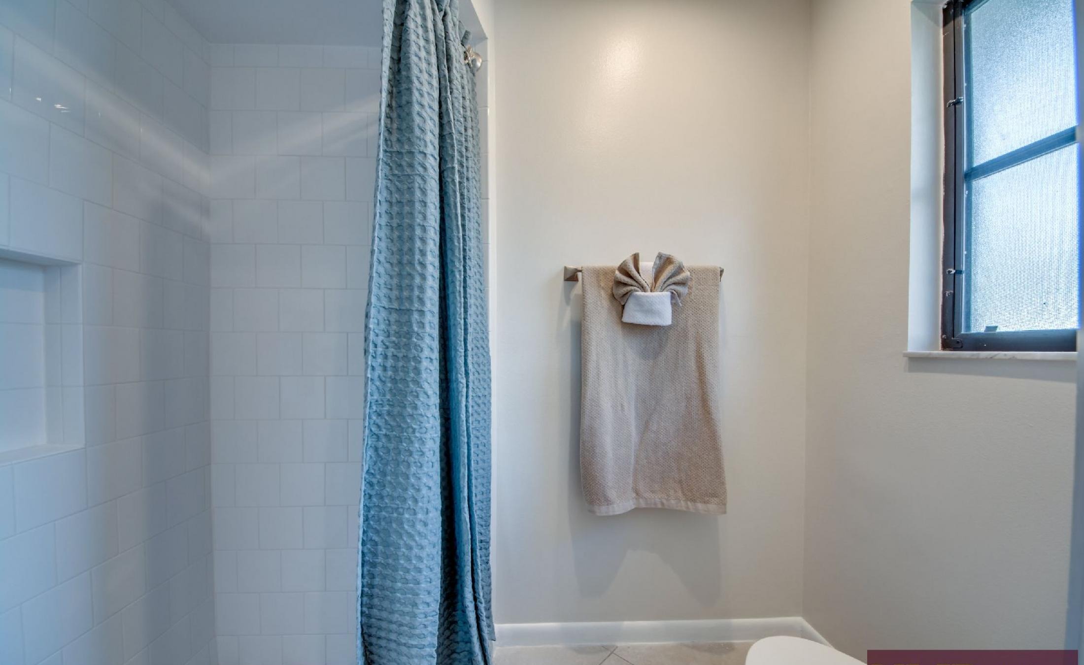 Waterfront-Lage am Kanal in ruhiger Nachbarschaft.