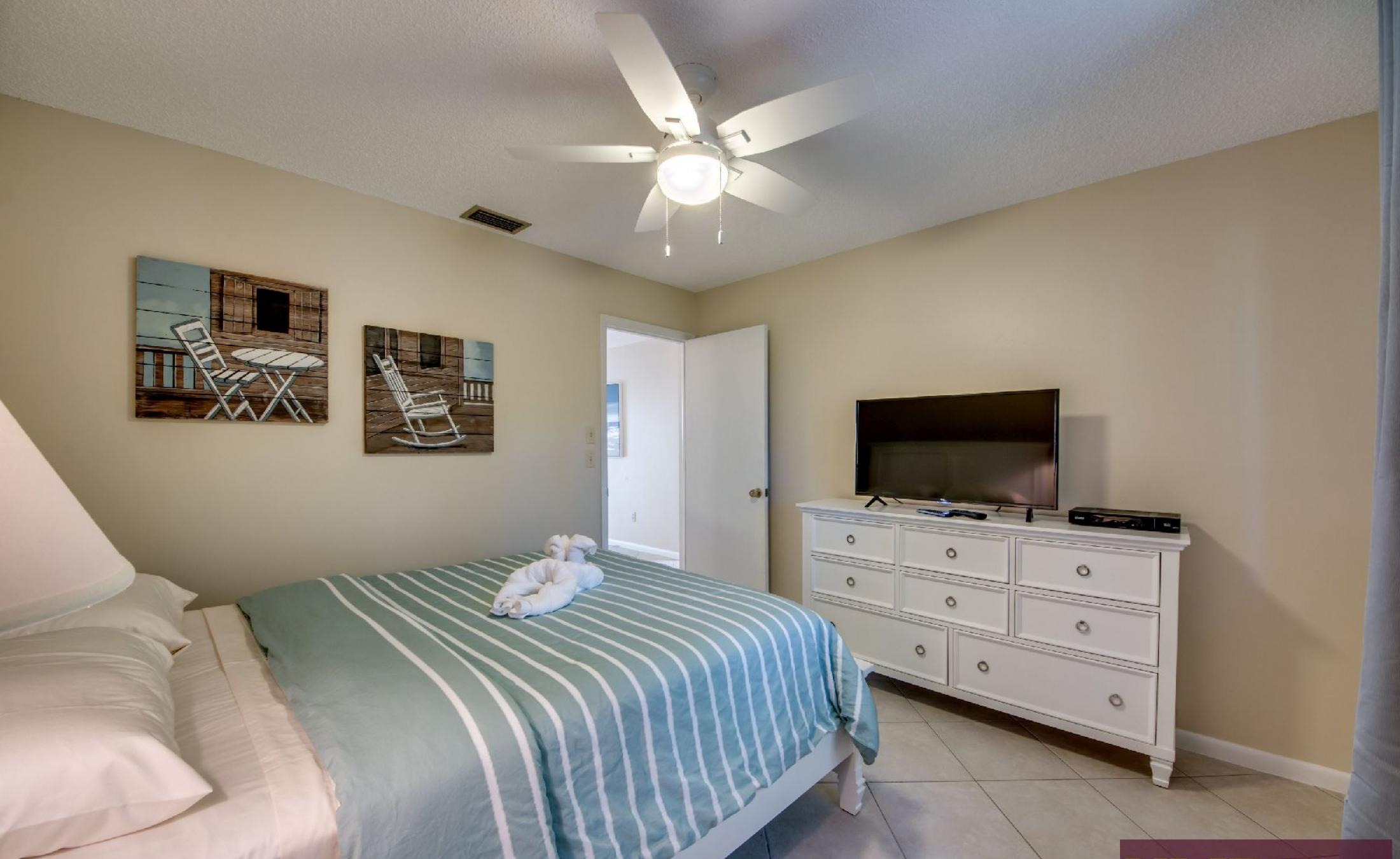 Waterfront-Lage am Kanal mit Bootsdock in ruhiger Nachbarschaft.