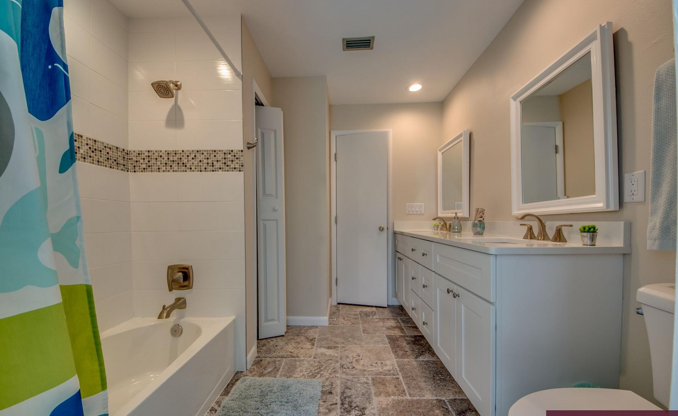 Waterfront-Lage am Kanal in ruhiger Nachbarschaft mit Bootsdock.