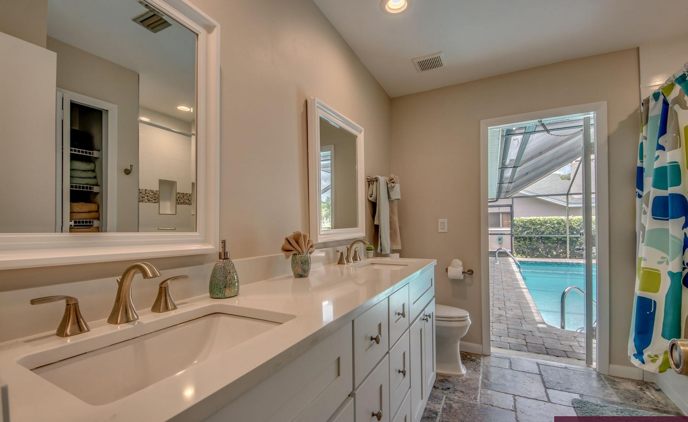 Waterfront-Lage am Kanal mit Bootsdock und Blick aufs Wasser.