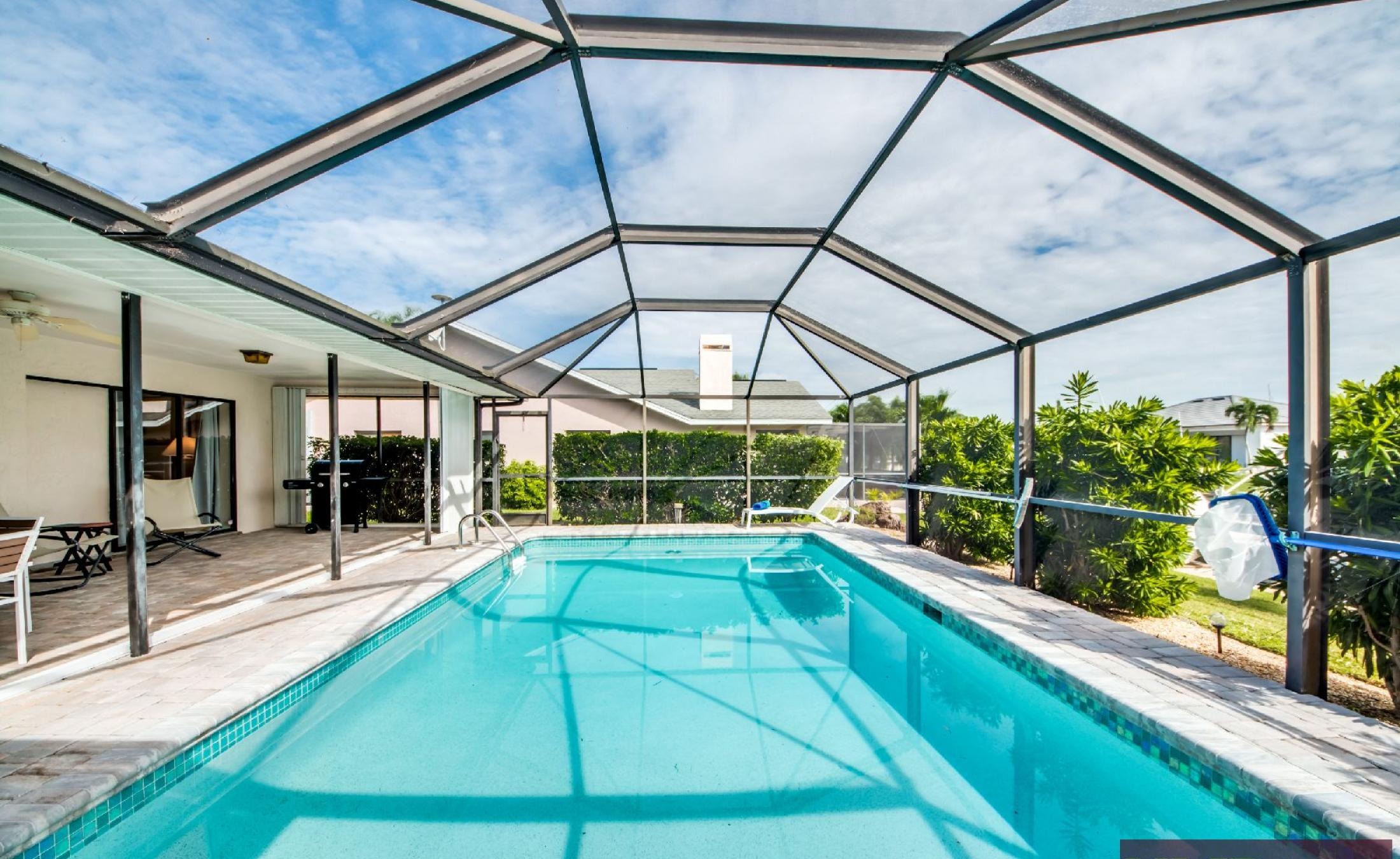 Waterfront-Lage am Kanal mit Bootsdock in ruhiger Nachbarschaft.