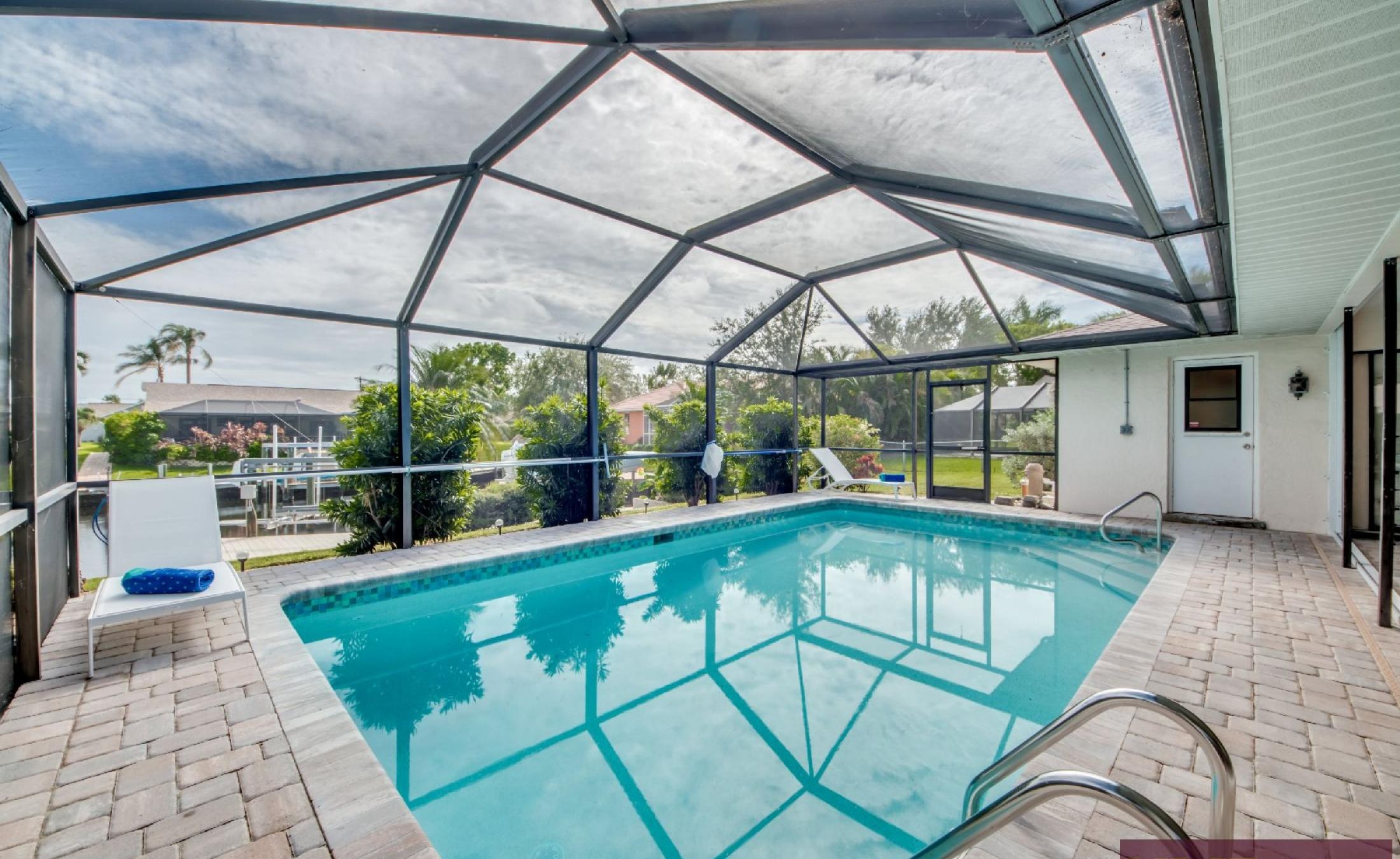 Ruhige Waterfront-Lage am Kanal mit Bootsdock in Cape Coral.