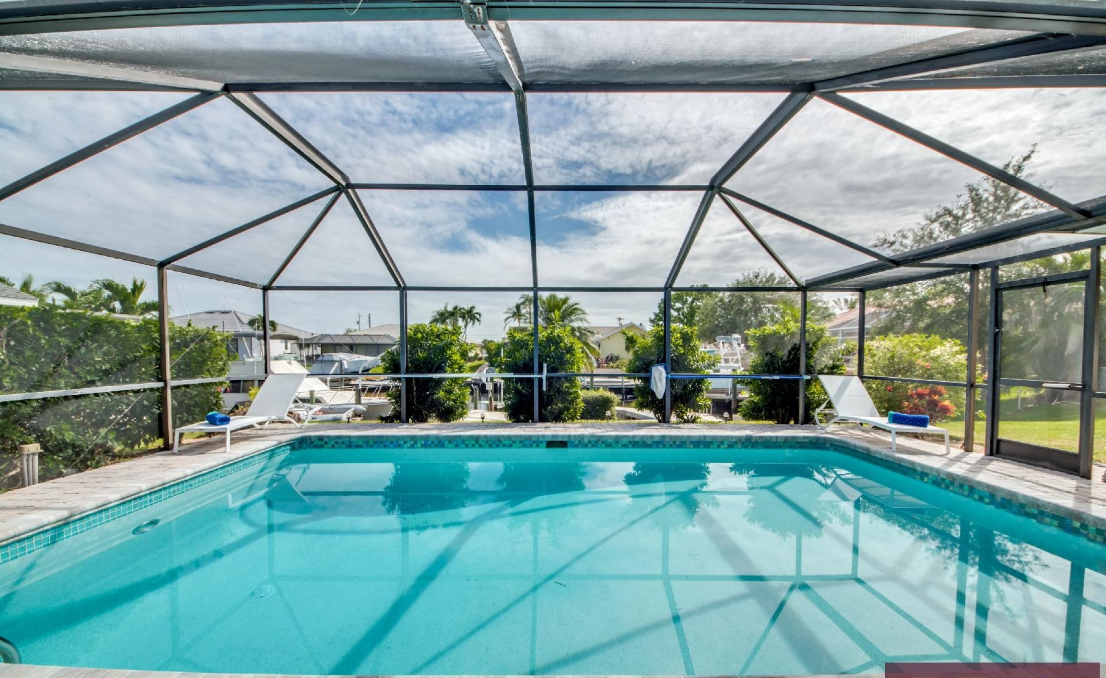 Waterfront-Lage am Kanal in ruhiger Nachbarschaft mit Bootsdock und Gulf Access.