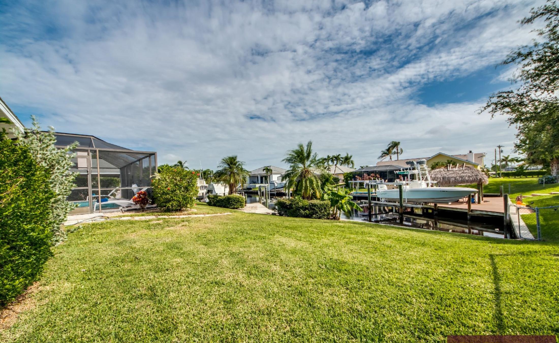 Waterfront-Lage am Kanal mit Bootsdock in ruhiger Nachbarschaft.