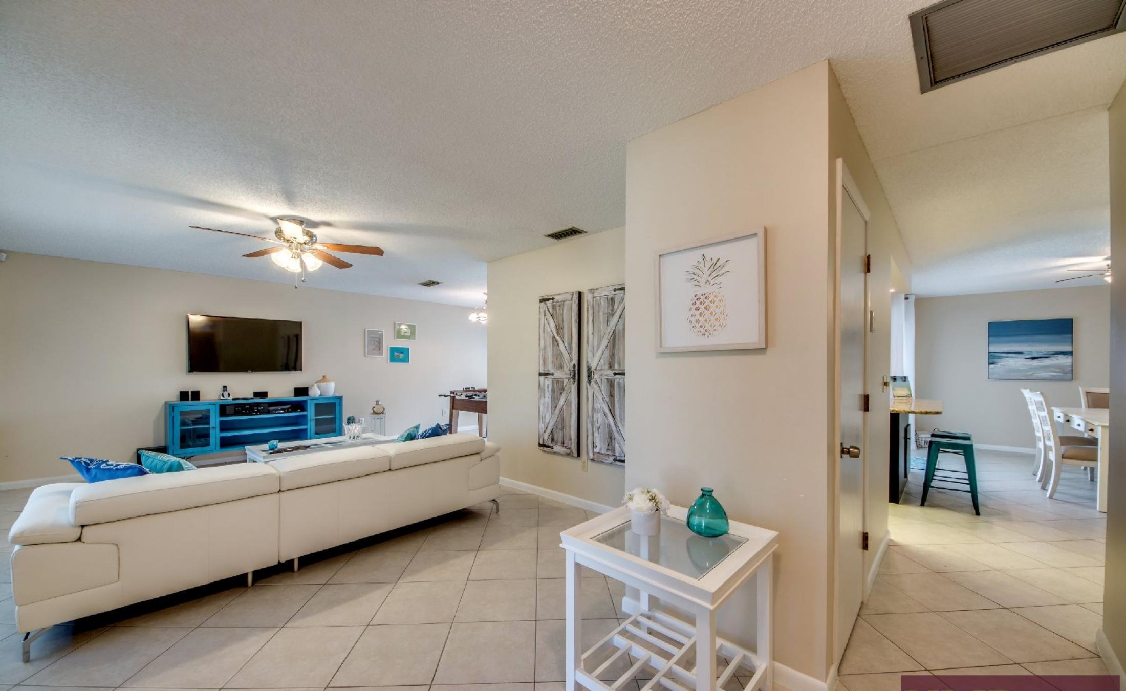 Waterfront-Lage am Kanal mit Bootsdock in ruhiger Nachbarschaft.