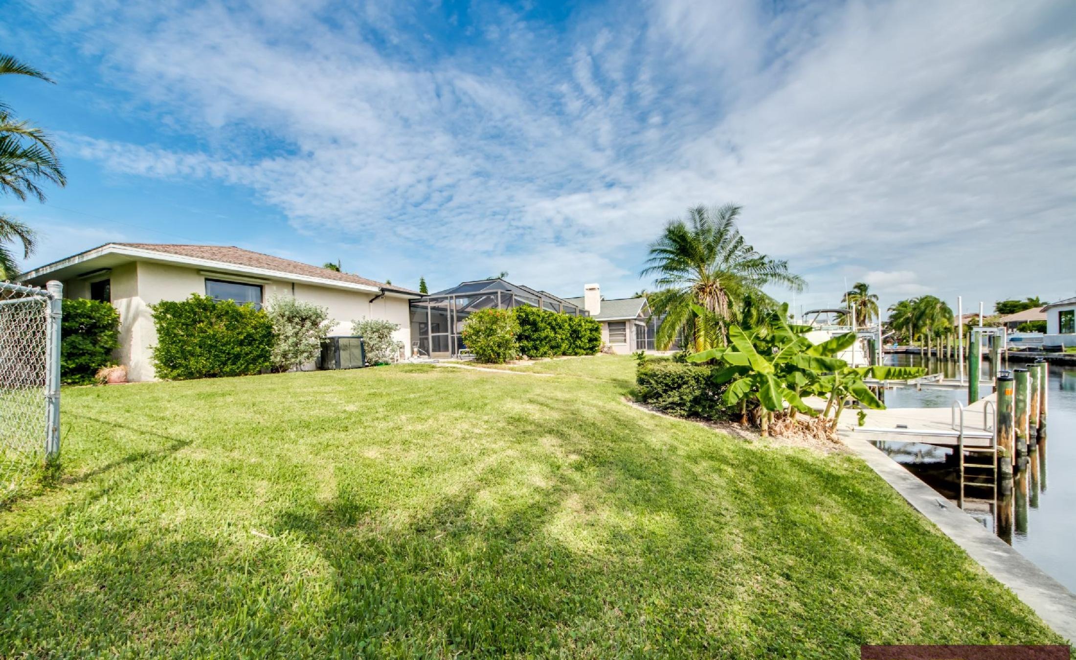 Ruhige Waterfront-Lage am Kanal mit Bootsdock und Gulf-Access.