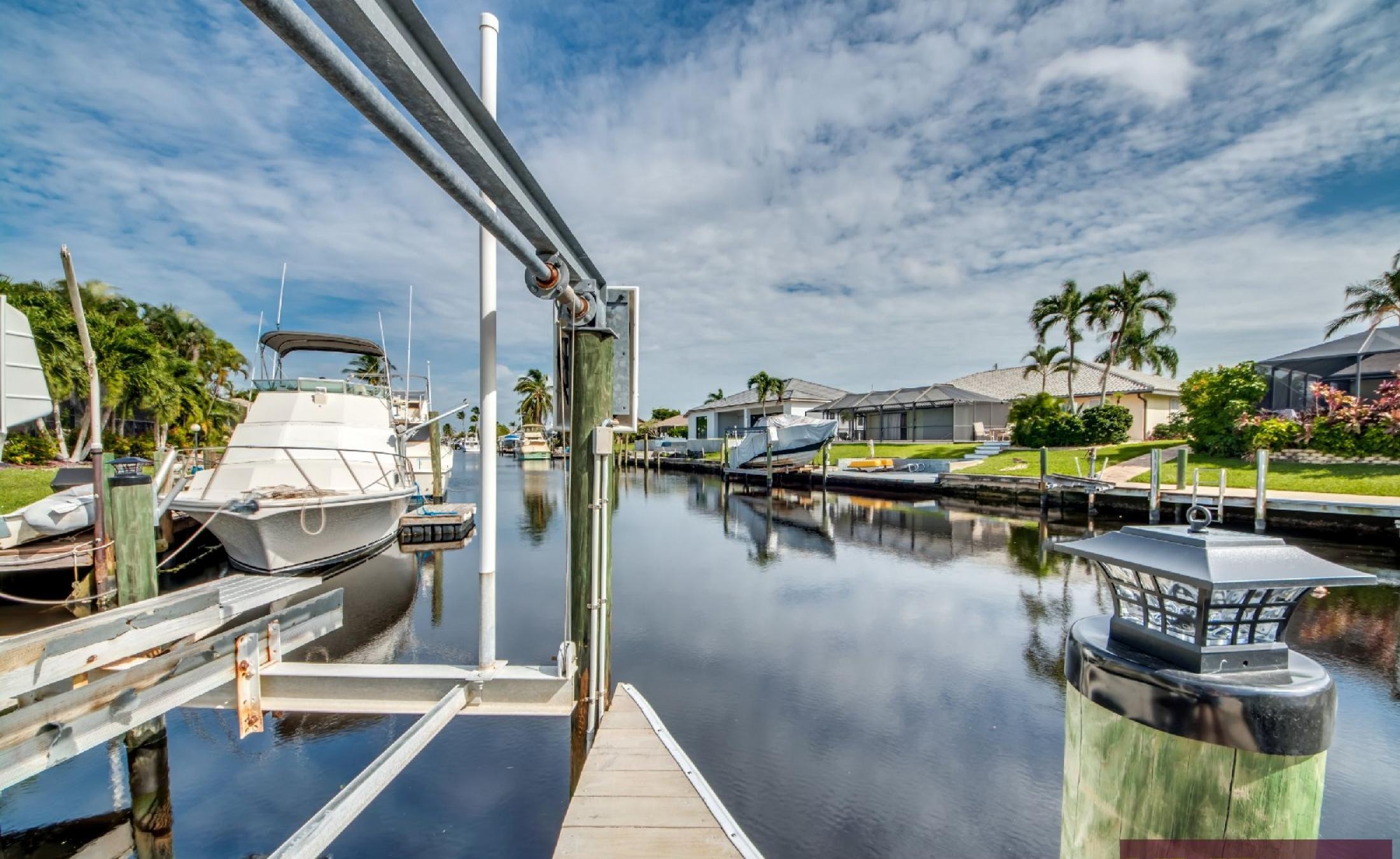 Waterfront-Lage am Kanal in ruhiger Nachbarschaft.