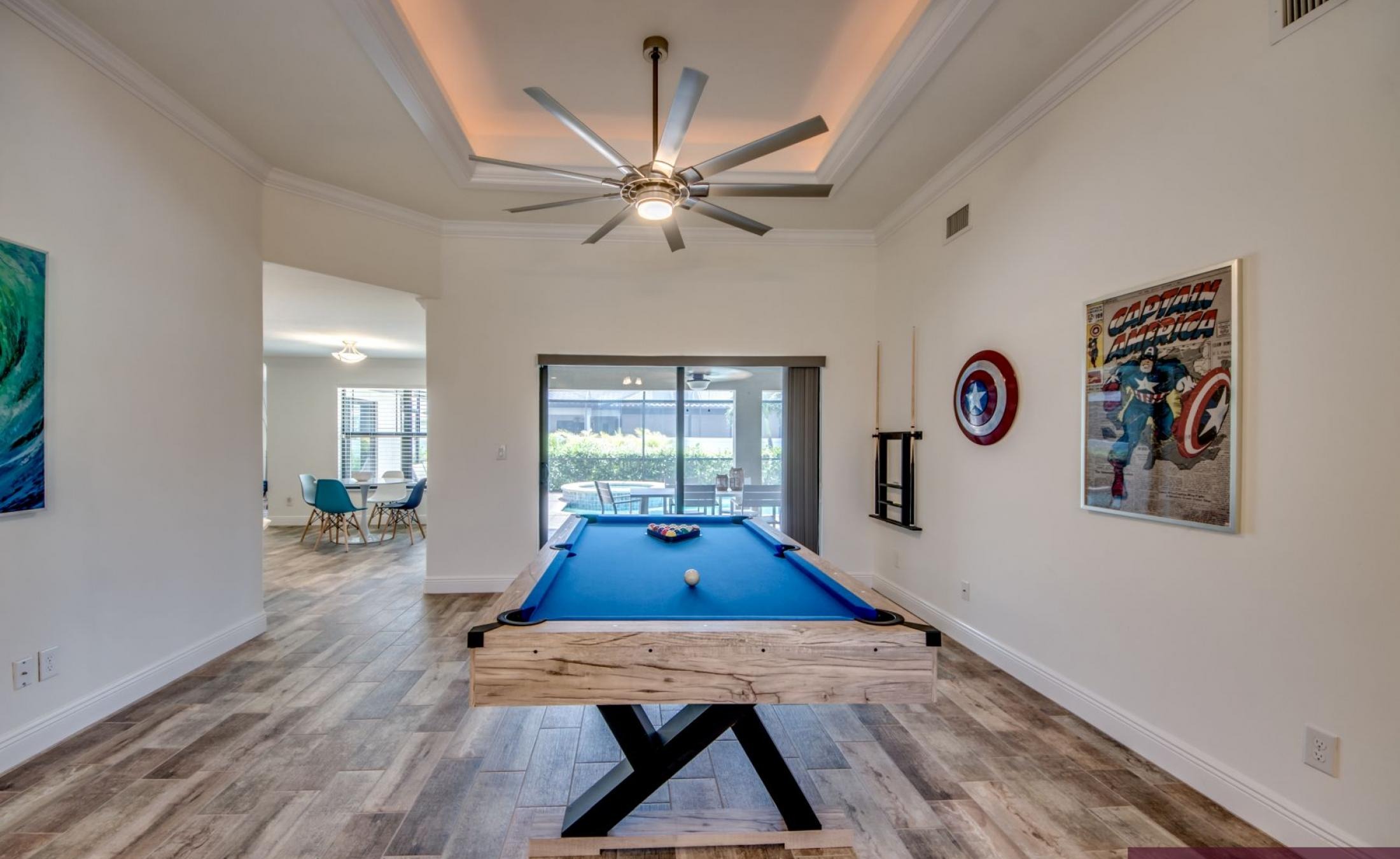 Beheizter Pool mit Spa und Terrasse im Außenbereich