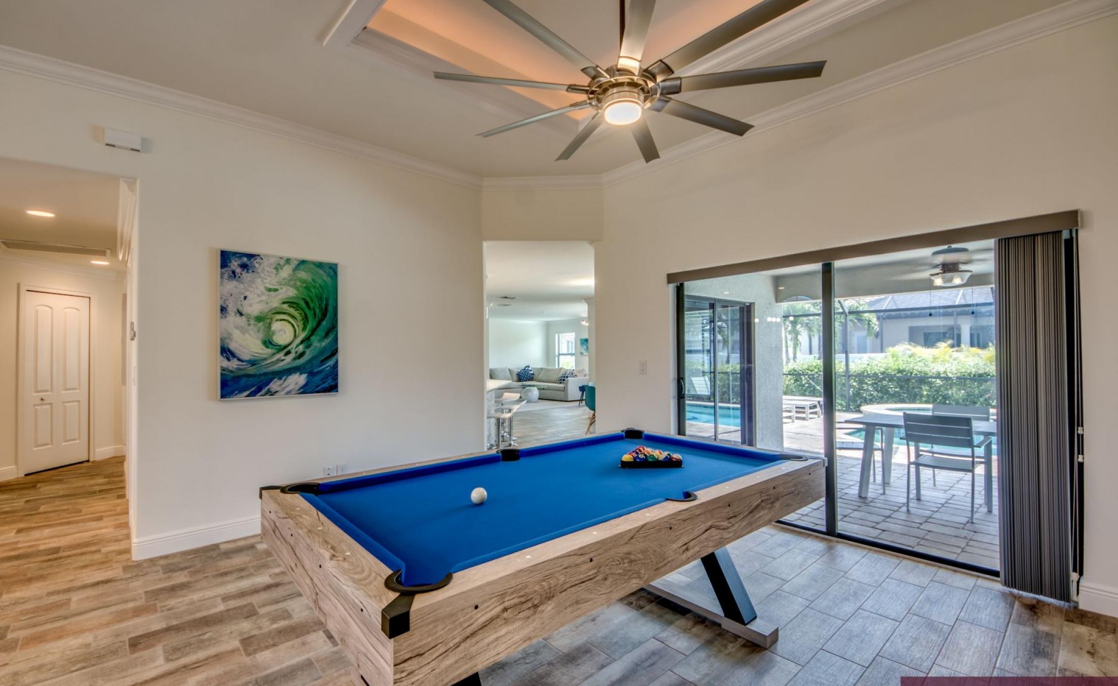 Beheizter Pool mit Spa und Terrasse im Außenbereich.