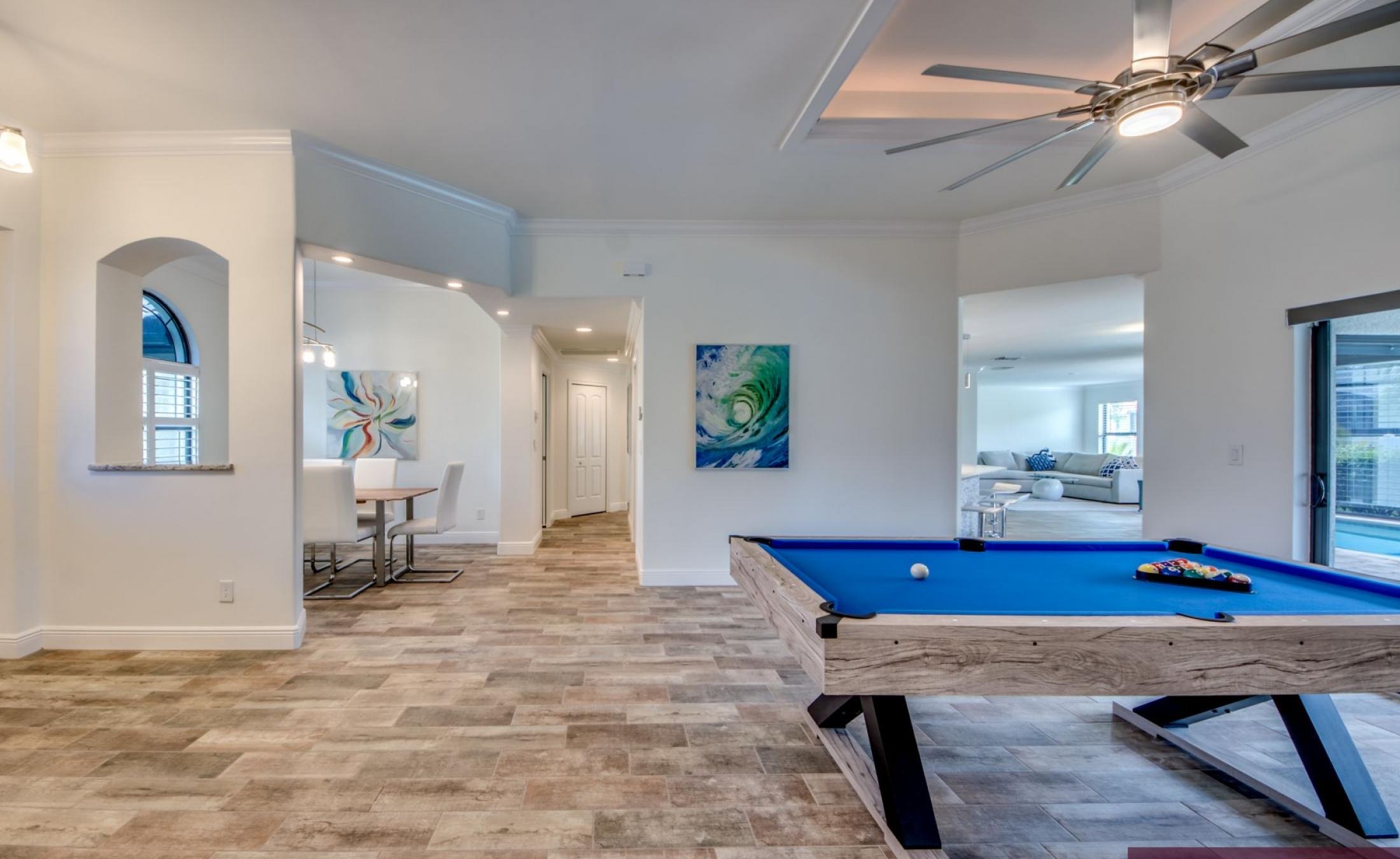 Beheizter Pool mit Spa und Terrasse im Außenbereich.