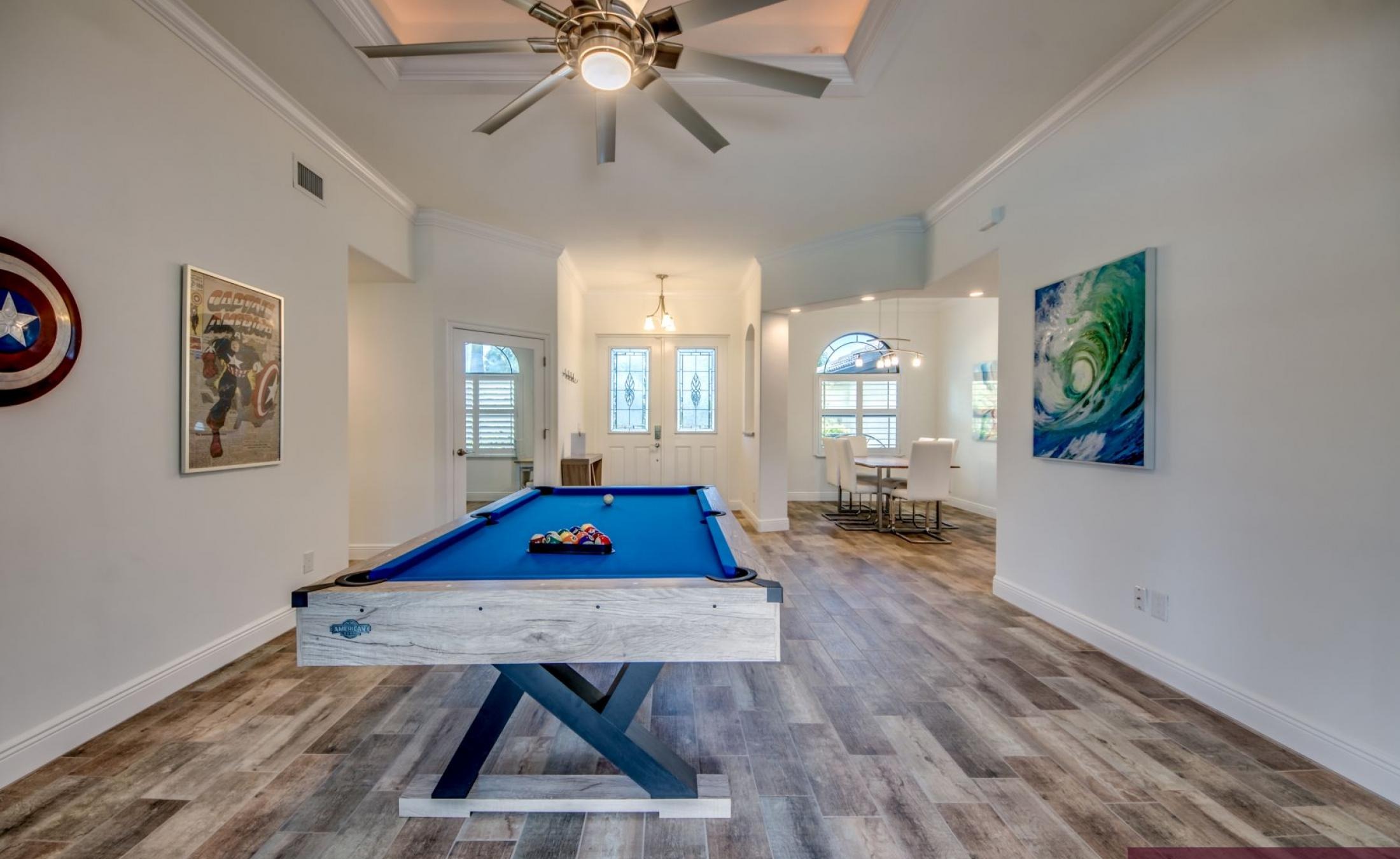 Beheizter Pool mit Spa und Sonnenliegen auf der Terrasse.