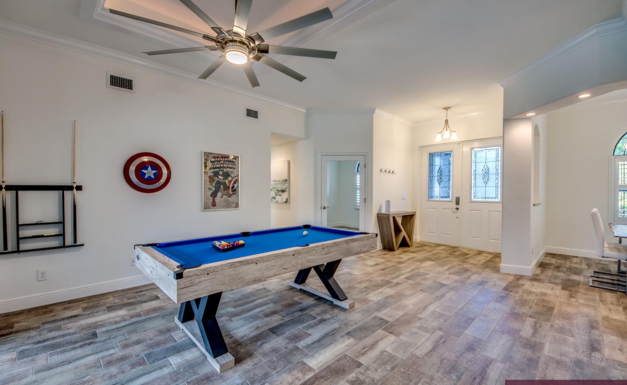 Beheizter Pool mit Spa und Terrasse im privaten Gartenbereich.