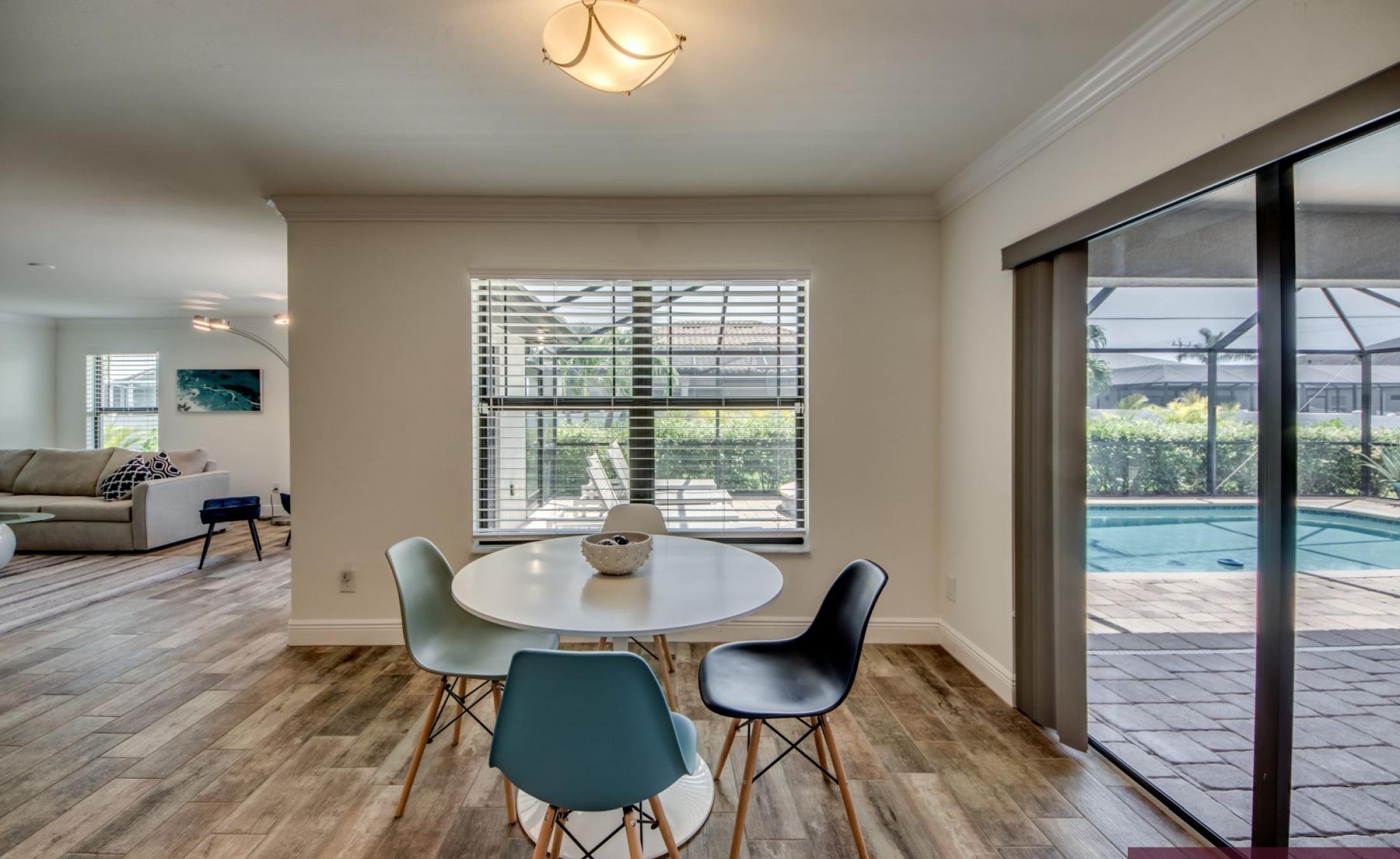 Beheizter Pool mit Spa und Terrasse im Außenbereich.