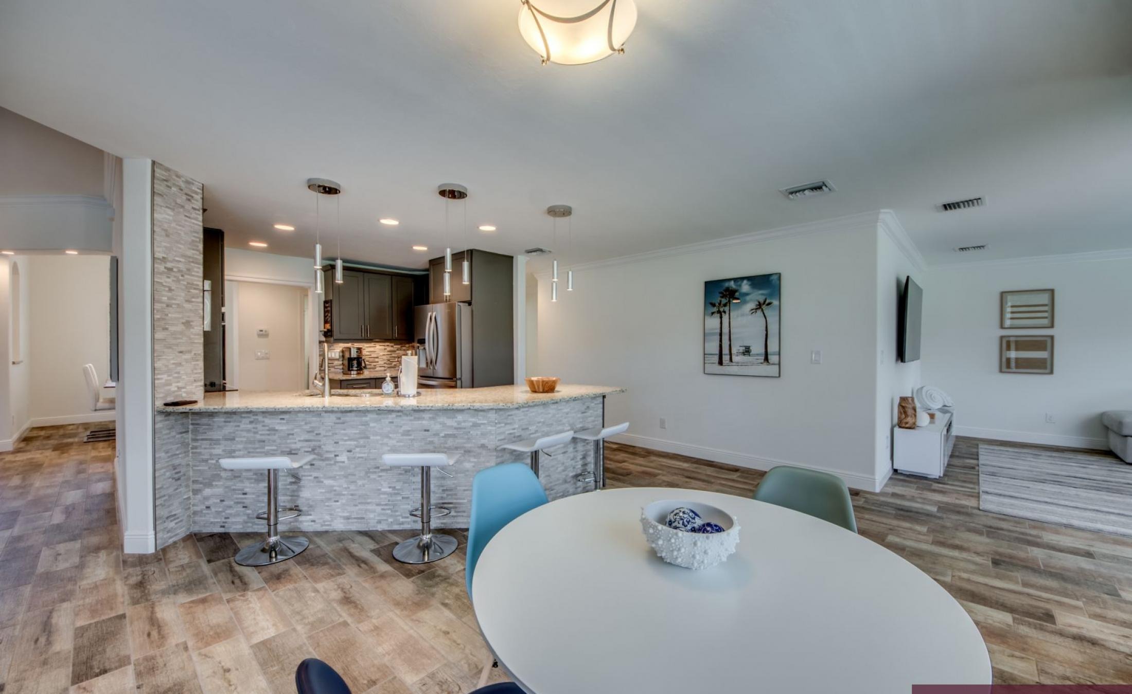 Beheizter Pool mit Spa und Terrasse im Außenbereich.