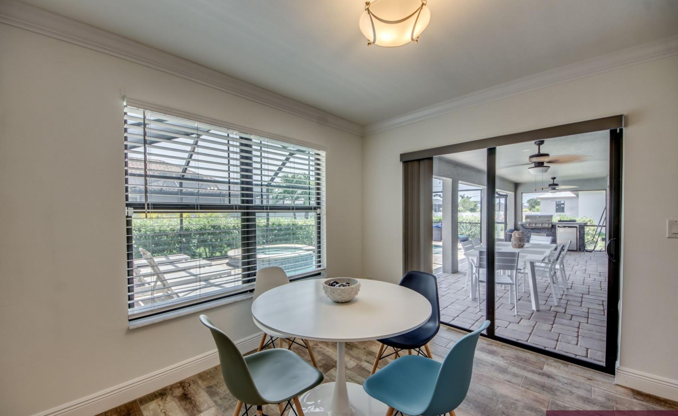 Beheizter Pool mit Spa und Terrasse im Außenbereich.