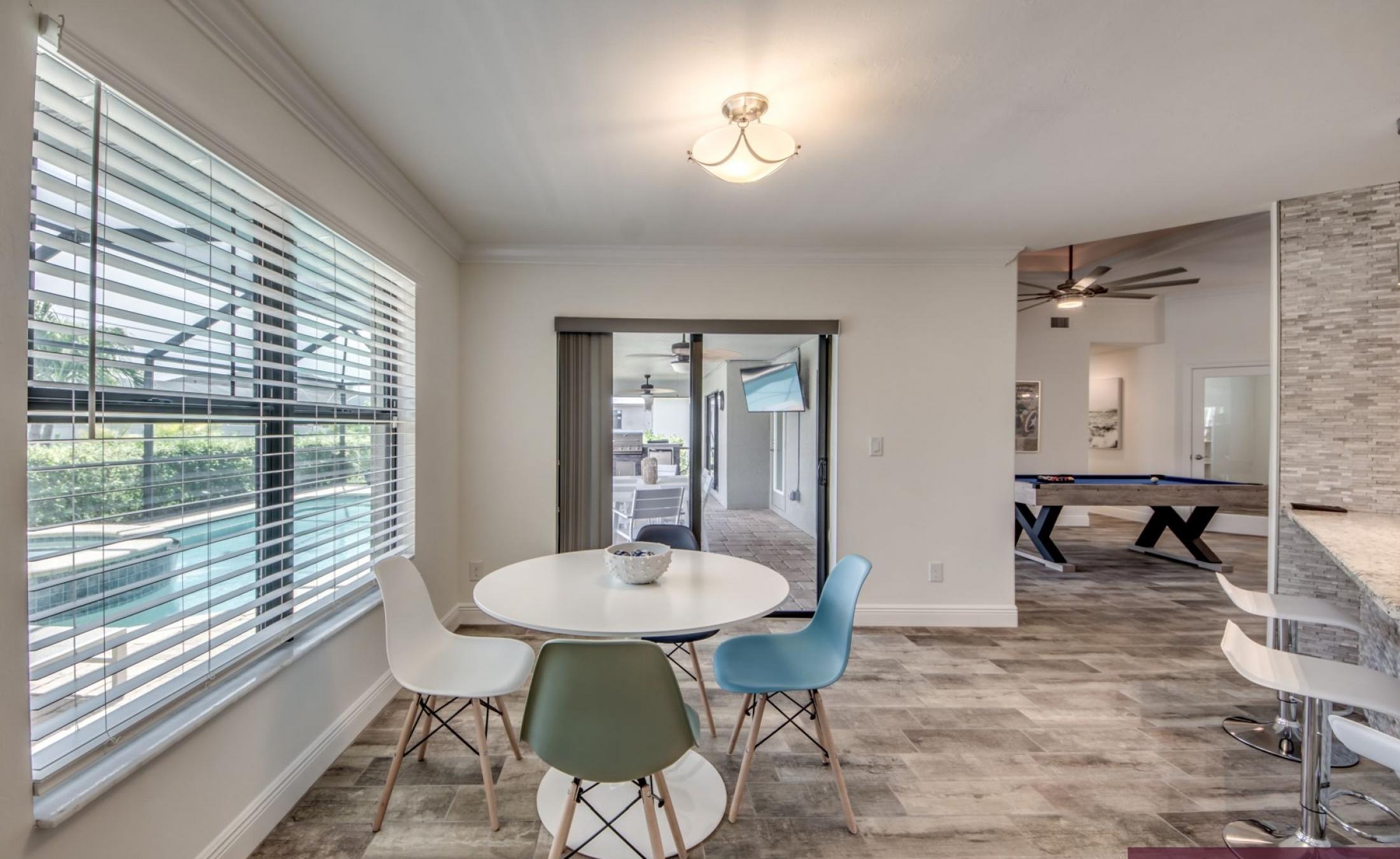 Beheizter Pool mit Spa und Terrasse im Außenbereich