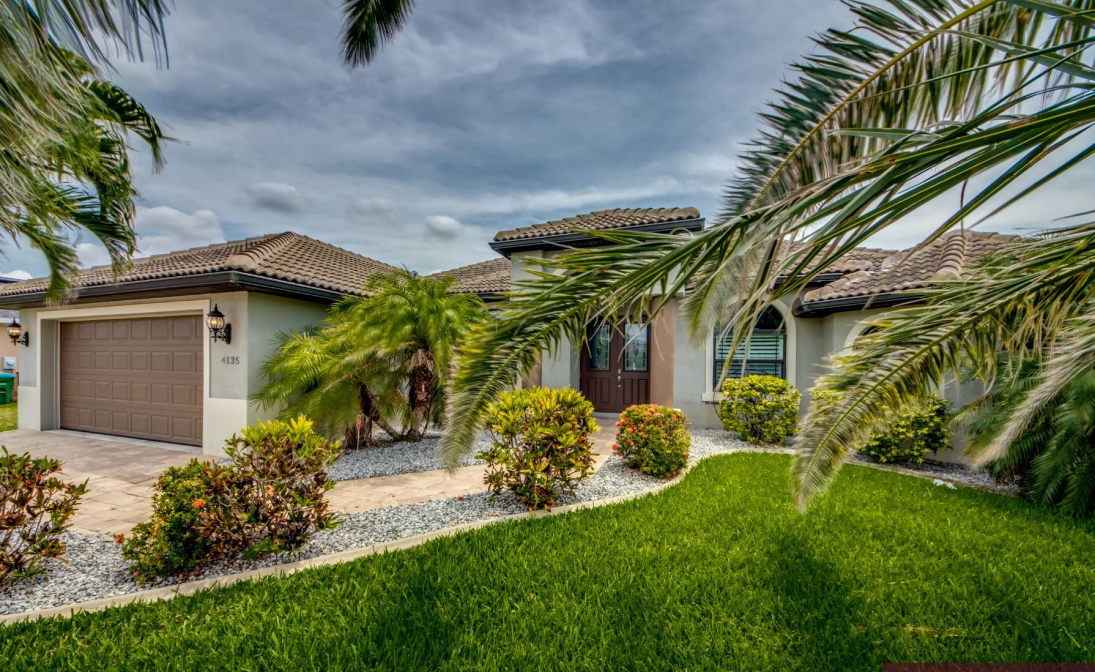 Beheizter Pool mit Spa und Terrasse im Außenbereich