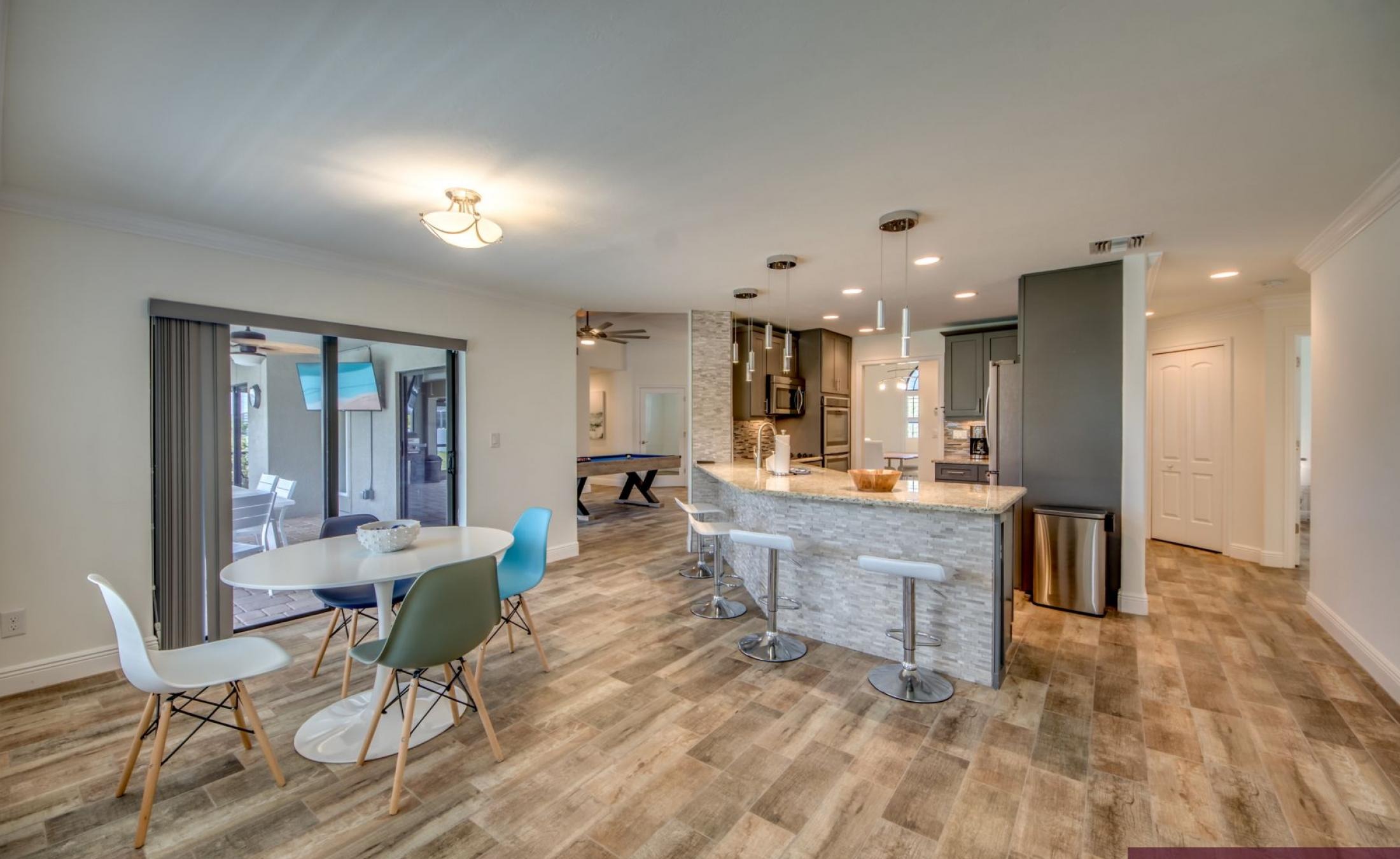 Beheizter Pool mit Spa und Terrasse im Außenbereich.