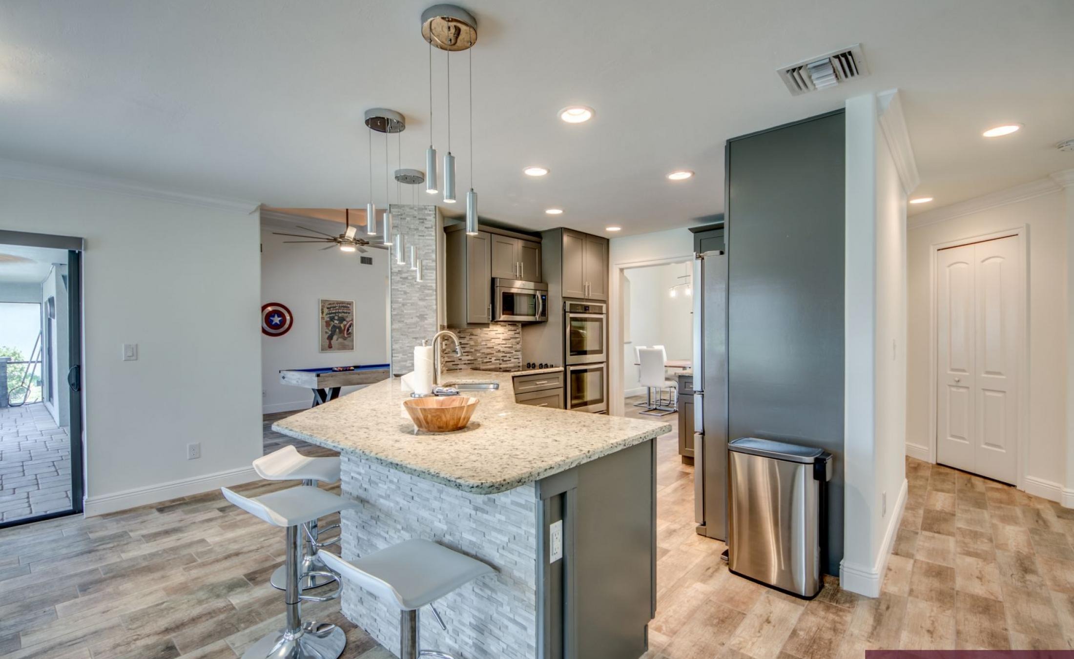 Beheizter Pool mit Spa und Terrasse im Außenbereich