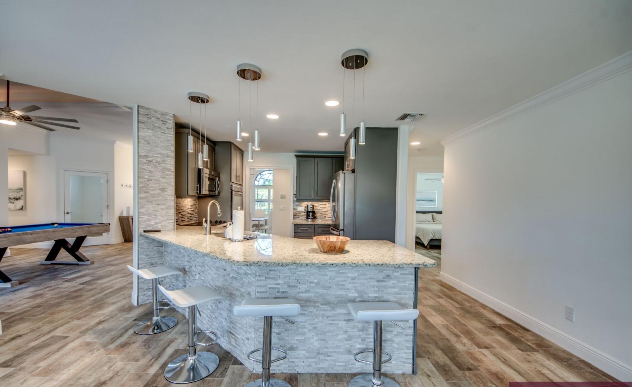 Beheizter Pool mit Spa und Terrasse im Außenbereich.