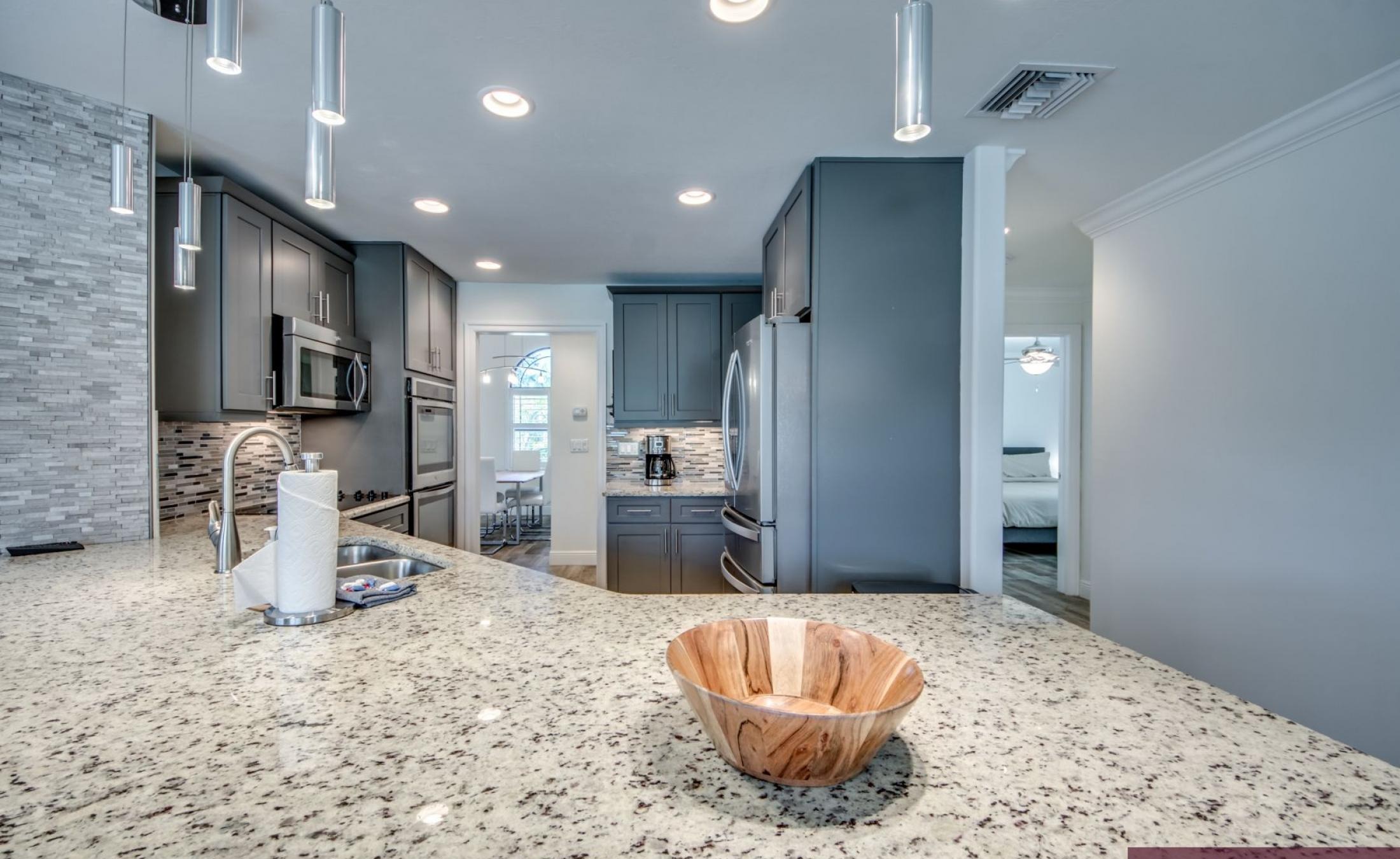 Beheizter Pool mit Spa und Terrasse im privaten Gartenbereich.