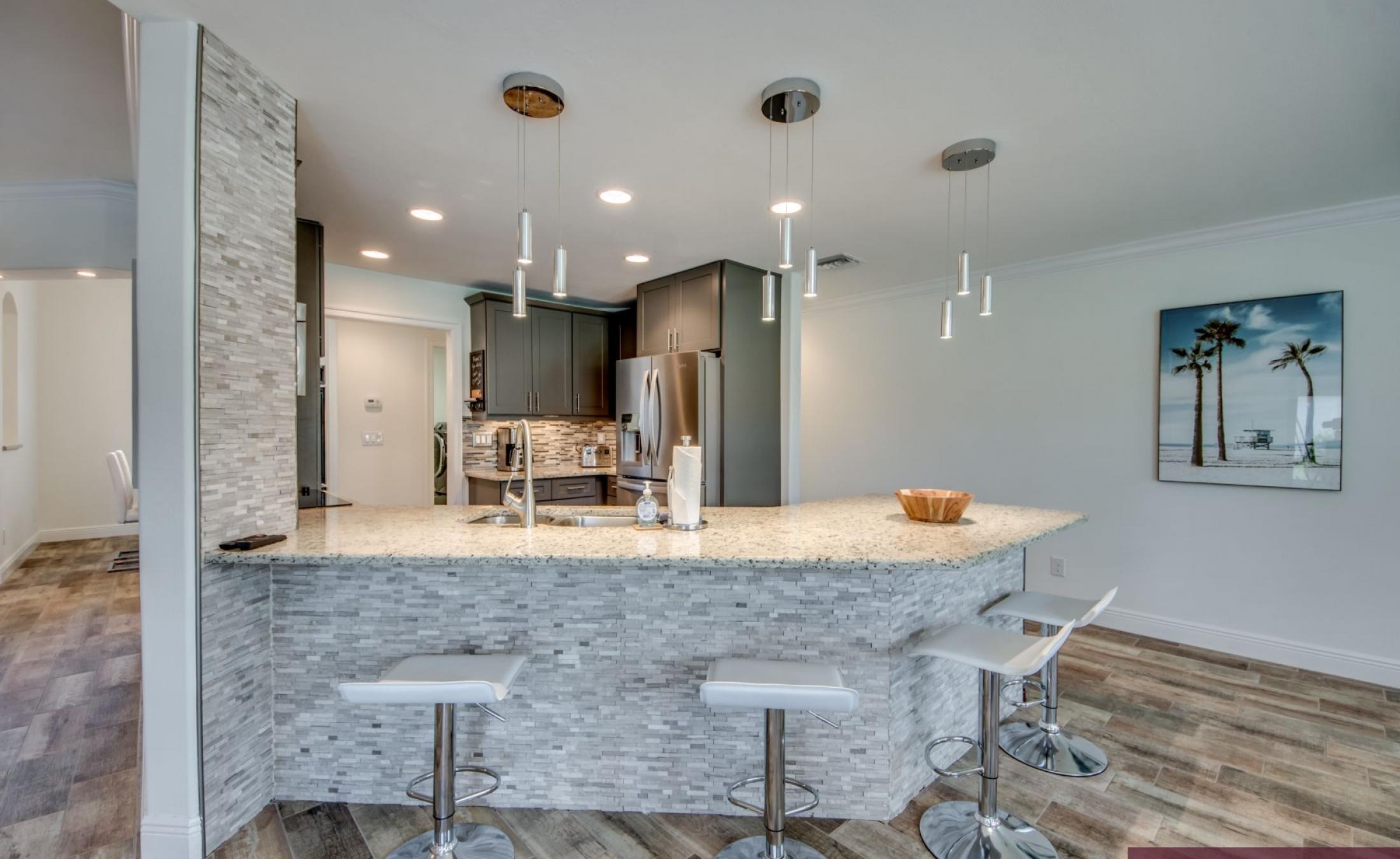 Beheizter Pool mit Spa und Sonnenliegen auf der Terrasse.