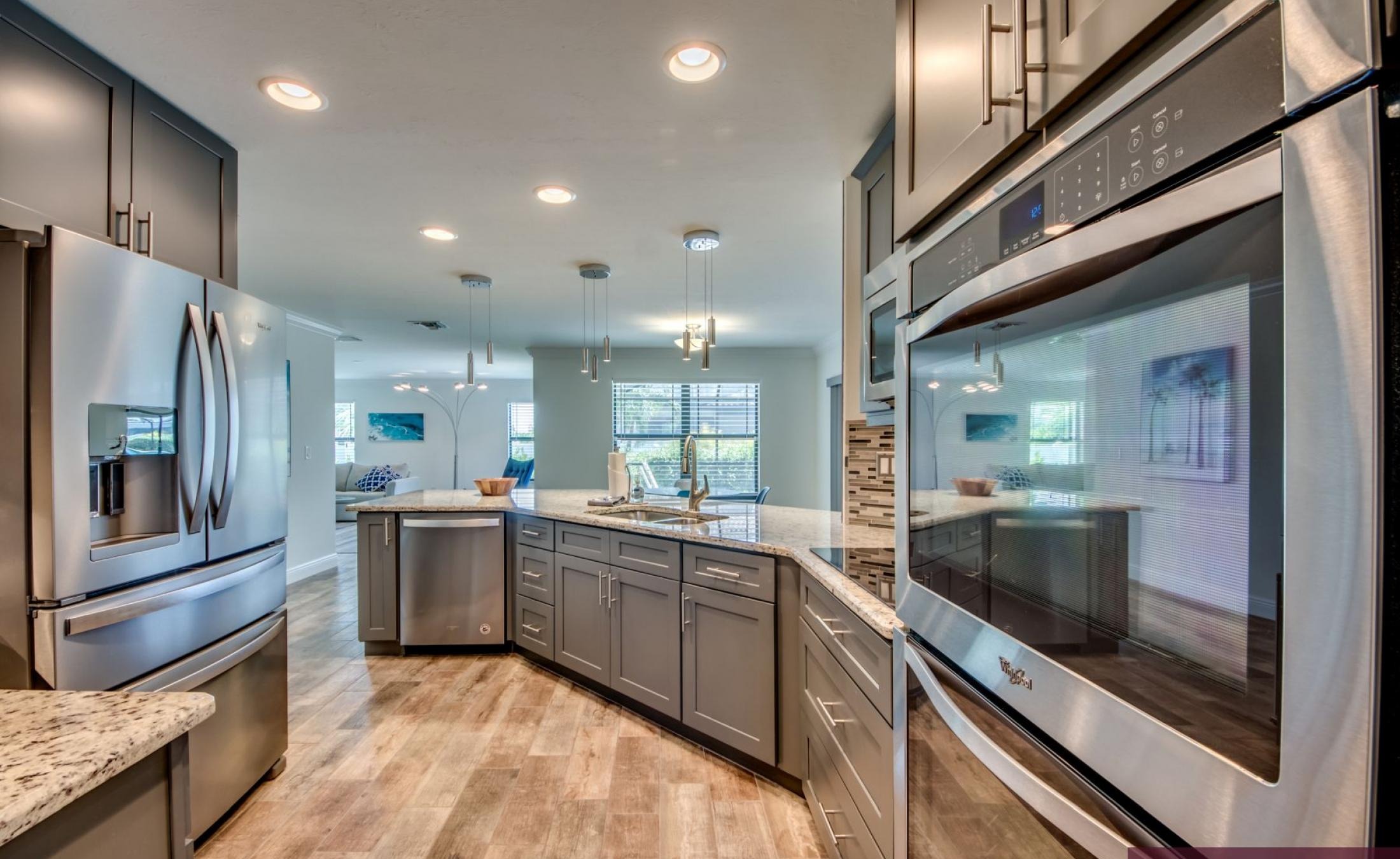 Beheizter Pool mit Spa und Terrasse im Außenbereich.