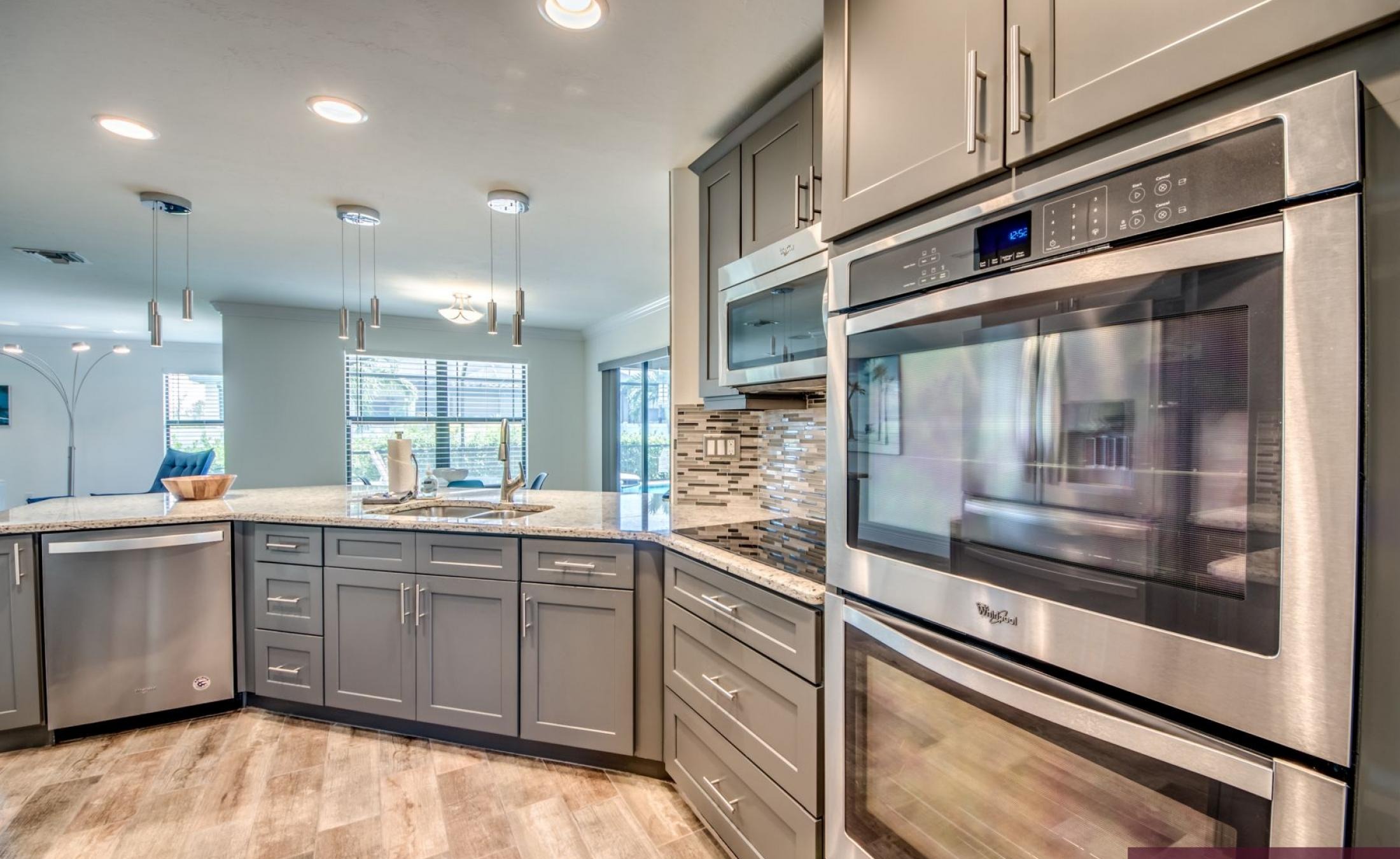 Beheizter Pool mit Spa und Terrasse im privaten Gartenbereich.