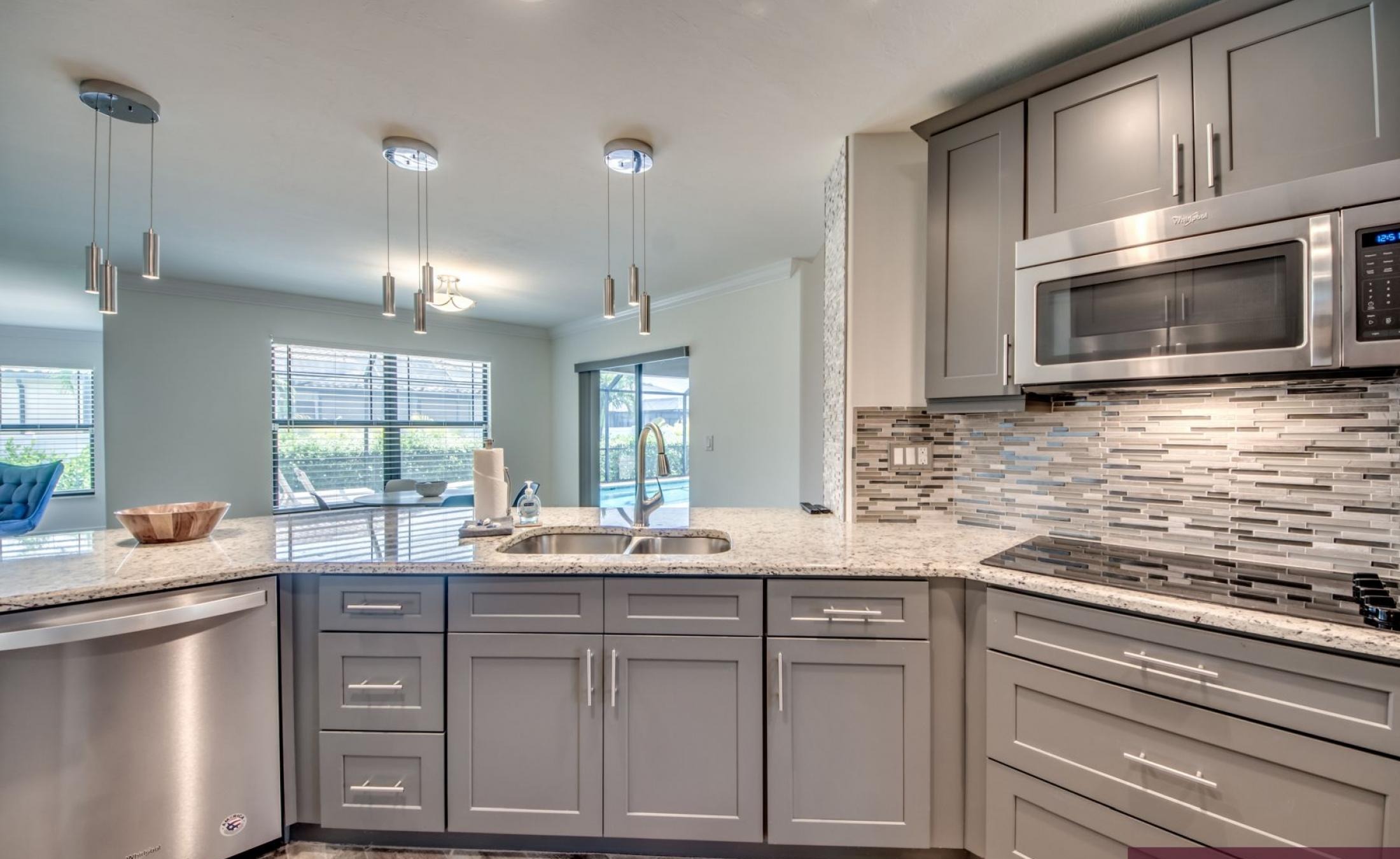 Beheizter Pool mit Spa und Terrasse im Außenbereich der Villa.